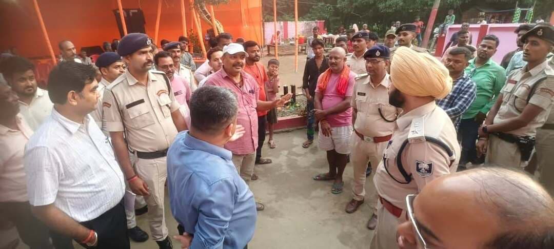 *प्रेस विज्ञप्ति*
समाहरणालय, मधेपुरा
जिला जनसंपर्क कार्यालय, मधेपुरा
दिनांक: 13 अक्टूबर 2026
*दशहरा पर्व की सुरक्षा व्यवस्था का जिलाधिकारी एवं पुलिस अधीक्षक ने किया संयुक्त निरीक्षण*
मधेपुरा, 13 अक्टूबर 2026। दशहरा पर्व के शांतिपूर्ण एवं सुरक्षित आयोजन के उद्देश्य से जिलाधिकारी श्री अभिषेक रंजन एवं पुलिस अधीक्षक डॉ. संदीप सिंह ने बभनी (गम्हरिया) तथा सिरसिया (सिंहेश्वर) स्थित दुर्गा पूजा पंडालों एवं मेला परिसरों का संयुक्त निरीक्षण किया।
निरीक्षण के दौरान संबंधित पदाधिकारियों एवं पूजा समितियों को सुरक्षा तथा भीड़ प्रबंधन से संबंधित सभी व्यवस्थाएं समयबद्ध रूप से सुनिश्चित करने का निर्देश दिया गया। प्रवेश एवं निकास द्वारों तथा भीड़भाड़ वाले क्षेत्रों में CCTV कैमरे लगाने, पर्याप्त संख्या में अग्निशमन यंत्र एवं फायर ब्रिगेड वाहन उपलब्ध रखने, बैरिकेडिंग, दिशा-संकेतक एवं निर्धारित पार्किंग की व्यवस्था करने तथा पर्याप्त संख्या में पुलिस बल, महिला पुलिस बल एवं दंडाधिकारियों की प्रतिनियुक्ति सुनिश्चित करने को कहा गया।
जिलाधिकारी एवं पुलिस अधीक्षक ने विधि-व्यवस्था बनाए रखने तथा श्रद्धालुओं की सुरक्षा को सर्वोच्च प्राथमिकता देने का निर्देश दिया। निरीक्षण के दौरान अनुमंडल पदाधिकारी, अनुमंडल पुलिस पदाधिकारी, संबंधित थानाध्यक्ष एवं पूजा समितियों के सदस्य उपस्थित रहे।
जिला प्रशासन ने श्रद्धालुओं एवं नागरिकों से प्रशासनिक निर्देशों का पालन करने, भीड़भाड़ वाले स्थानों पर सतर्क रहने तथा किसी भी संदिग्ध गतिविधि या आपात स्थिति की सूचना तत्काल पुलिस अथवा प्रशासन को देने की अपील की है।
Information & Public Relations Department, Government of Bihar