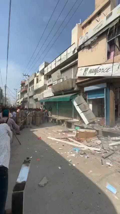 परमिंदर सिंह झोटा की हत्या के बाद पंजाब में आक्रोश, आरोपी की दुकान को बनाया निशाना ।आक्रोशित भीड़ ने बाजार बंद करवाया* ।
#मानसा_पंजाब
