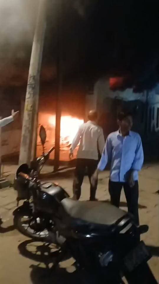 मैलानी में रेडीमेड कपड़ों की दुकान में लगी भीषण आग, लाखों का सामान जलकर राख
लखीमपुर खीरी। मैलानी कस्बे में जिला सहकारी बैंक के निकट स्थित रेडीमेड कपड़ों की दुकान शिवम कलेक्शन में अज्ञात कारणों से भीषण आग लग गई। आग लगने से दुकान में रखा लाखों रुपये का कपड़ा और अन्य सामान जलकर राख हो गया। घटना के बाद इलाके में अफरा-तफरी मच गई और आसपास के लोगों में हड़कंप मच गया।
#मैलानी #लखीमपुरखीरी #मैलानीन्यूज #शिवमकलेक्शन #भीषणआग #दुकानमेंआग #आगजनीकीघटना #रेडीमेडकपड़े #लाखोंकानुकसान #उत्तरप्रदेशसमाचार #LakhimpurKheri #MailaniNews #BreakingNews #FireIncident #LocalNews #AtishTrivedi #News18Hindi #Local18
