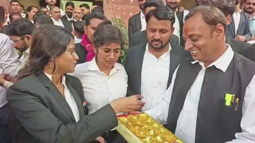 फैसले के बाद कोर्ट के बाहर बंटे लड्डू! नीले ड्रम मर्डर केस में मौत की सजा मिलने पर वकीलों ने जताई खुशी 🍬🎉 मेरठ के बहुचर्चित 'नीले ड्रम मर्डर केस' में अदालत द्वारा मुख्य आरोपी मुस्कान रस्तौगी और उसके प्रेमी साहिल शुक्ला को फांसी की सजा सुनाए जाने के बाद शहर में न्याय की जीत का माहौल देखने को मिला। कोर्ट का ऐतिहासिक फैसला आने के बाद कचहरी परिसर के बाहर वकीलों और आम लोगों ने जमकर जश्न मनाया। फैसले से उत्साहित वकीलों और समर्थकों ने एक-दूसरे को लड्डू खिलाकर अपनी खुशी का इजहार किया। इस दौरान वकीलों का कहना था कि इस प्रकार के जघन्य और क्रूर अपराध के लिए अदालत द्वारा फांसी की सजा सुनाया जाना बिल्कुल सही और एक नजीर पेश करने वाला फैसला है, जिससे समाज में कड़ा संदेश जाएगा। 🎥 वीडियो क्रेडिट: सोशल मीडिया / वायरल वीडियो 💬 पाठकों से सवाल (कमेंट्स): क्या ऐसे जघन्य मामलों में इस तरह के त्वरित और कड़े फैसले देश में अपराधों पर लगाम लगाने में मदद करेंगे? इस पर आपके क्या विचार हैं? नीचे कमेंट बॉक्स में जरूर साझा करें! #meerut #neeladrummurder #UttarPradesh #advocat #uppolice