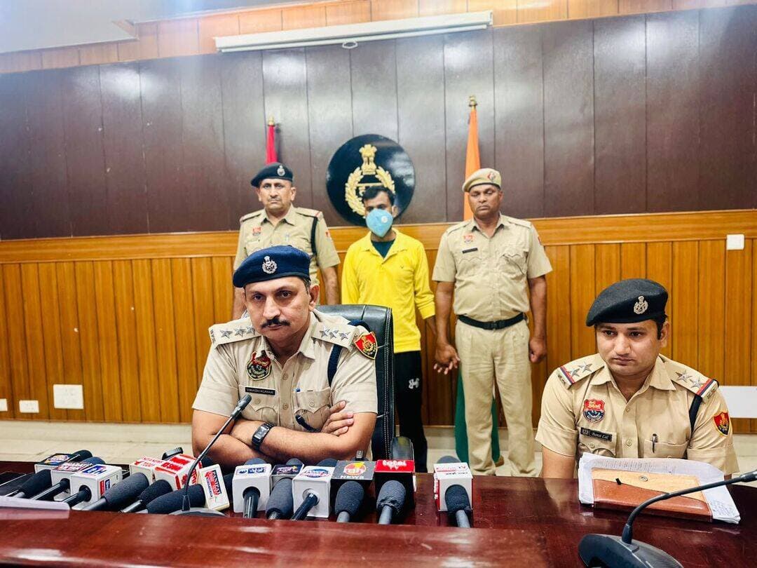 हत्या का मुख्य आरोपी गिरफ्तार,
वसीउल्ला उर्फ सोनू पुत्र वजीउल्ला निवासी धमीजा कॉलोनी नूरवाला पानीपत
पानीपत, 14 अक्तूबर। थाना तहसील कैंप प्रभारी सब इंस्पेक्टर बंसीलाल ने बतलाया कि मुकदमा हजा में तीसरा मुख्य आरोपी वसीउल्ला उर्फ सोनू पुत्र वजीउल्ला निवासी धमीजा कॉलोनी नूरवाला पानीपत को हत्या के मामले में गिरफ्तार किया गया।
प्रबंधक थाना तहसील कैंप ने बतलाया कि दिनांक 6 सितंबर को शिकायतकर्ता आसिफ पुत्र असलम निवासी जावा कॉलोनी ने शिकायत देकर बताया था कि 6 सितंबर को में अपनी पत्नी तरनुम को लेने उसके घर गया था। मेरी व मेरी पत्नी की किसी बात पर अनबन चल रही थी। मेरे साढू उमर ने मुझे फोन करके बुलाया था। जब मैं तरनुम के घर पहुंचा तो ओसामा, अहसान, सोनू, कलीम व उमर पहले से मौजूद थे। जिन्होंने घर पहुंचते ही मेरे साथ लाठी डंडों से मारपीट शुरू कर दी। मेरा दोस्त दीपक पुत्र मीश्रीलाल निवासी जावा काॅलोनी नूरवाला वहा से गुजर रहा था। जिसको मैने आवाज देकर बुलाया। दीपक ने मेरे को उनसे छुड़वा दिया। मैने अपने भाई अशरफ को बुला लिया। अशरफ व मेरी बहन अफसाना मौके पर आ गए। मेरे भाई के पहुंचने के बाद फिर से पांचो ने हम दोनों भाईयों को मारना पीटना शुरू कर दिया। सोनू, ओसामा व कालीन ने हमे डंडे मारे और अहसान व ओसामा ने छत पर चढकर हमे जान से मारने की नीयत से हमारे उपर ईंटे बरसा दी। उनके द्वारा मारी गई ईंट मेरे भाई अशरफ के सिर में जा लगी। जिससे उसके सिर में चोट आई और वह बेहोश हो गया। बेहोश होने के बाद भी सोनू ने मेरे भाई को डंडों से मारते रहे और धमकी देते रहे। झगड़े में चोट लगने के कारण अशरफ की मौत हो गई। झगड़े के मुख्य आरोपी को दिनांक 13 अक्तूबर 2026 को गिरफतार कर लिया है। और आरोपी से वारदात में प्रयोग किया डंडा बरामद कर लिया है। आरोपी वसीउल्ला उर्फ सोनू को पेश अदालत करके अन्य आरोपी की जानकारी हासिल करने के लिए एक दिन का पुलिस रिमांड लिया गया।