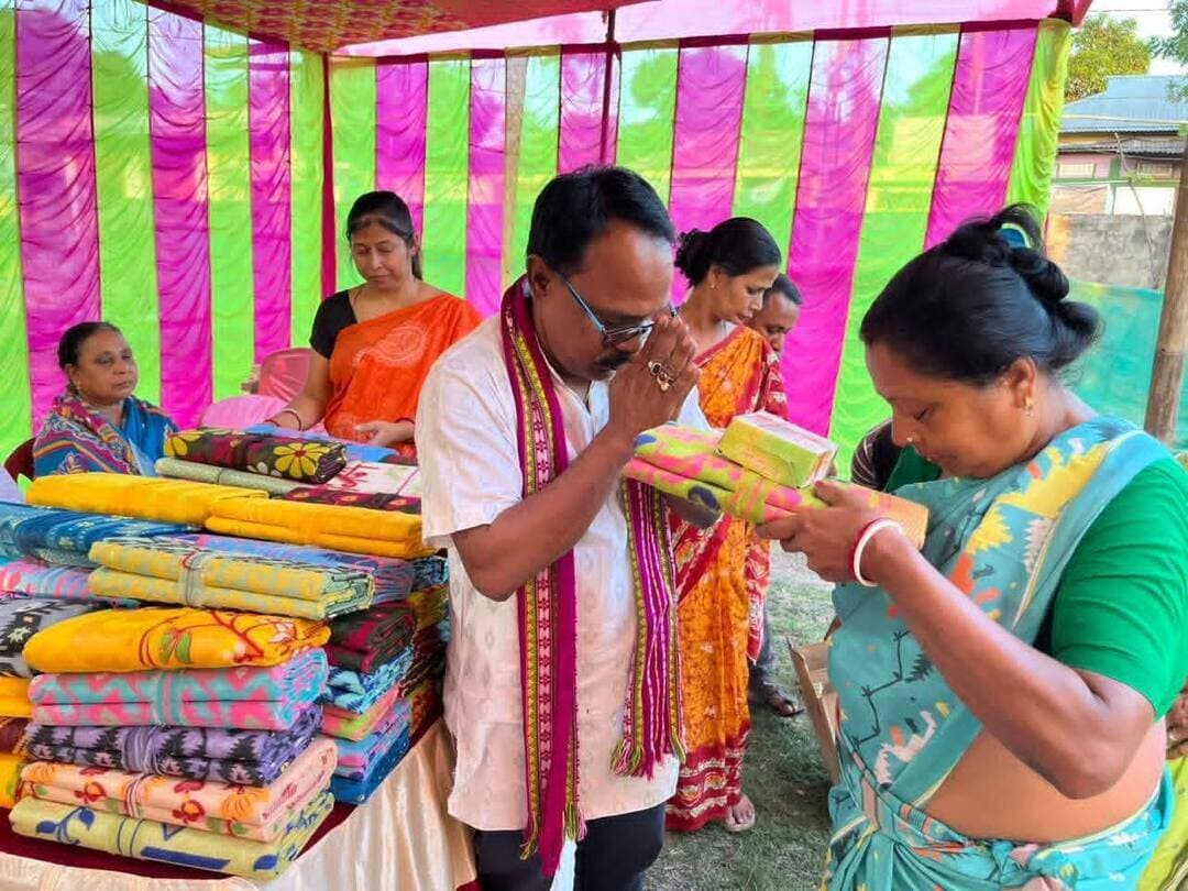 খোয়াই পুর পরিষদের ১৩ নম্বর ওয়ার্ডে মা-বোনদের হাতে উপহার তুলে দিলেন পুরো এলাকার ১৩ নং ওয়ার্ডের কাউন্সিলর বর্ণালী দেবদাস।
খোয়াই: আজ খোয়াই পুর পরিষদের অন্তর্গত ১৩ নম্বর ওয়ার্ডে মা-বোনদের হাতে সামান্য উপহার তুলে দেওয়া হয়। এই আনন্দ সবার সঙ্গে ভাগ করে নেওয়ার অনুভূতি যে একেবারেই আলাদা, তা অনুষ্ঠানে উপস্থিত ব্যক্তিরা তুলে ধরেন। এই অনুষ্ঠানে এলাকার গুরুজনদের পাশাপাশি জেলা সভাপতি সমীর কুমার দাস ও মণ্ডলের সহ-সভাপতি অনিমেষ নাগ উপস্থিত ছিলেন। তাঁদের উপস্থিতিতে অনুষ্ঠানটি আরও তাৎপর্যপূর্ণ হয়ে ওঠে।