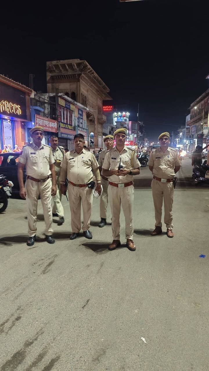 // भरतपुर पुलिस अलर्ट मोड पर //
✳️*नवरात्री सहित आगामी त्योहारों एवं पंचायत चुनावों के मद्देनजर जिलेभर में पैदल गश्त तेज*
✳️*भीड़भाड़ वाले इलाकों, प्रमुख बाजारों, मंदिरों एवं संवेदनशील स्थानों पर जिला पुलिस टीमों की सघन गस्त व सतत निगरानी जारी*
✳️*जिले में शांति एवं कानून-व्यवस्था बनाए रखने व आमजन की सुरक्षा हेतु जिला पुलिस मुस्तैद*
भरतपुर, 14 अक्टूबर । नवरात्रि सहित आगामी त्योहारों एवं पंचायत चुनावों के मद्देनजर भरतपुर पुलिस अलर्ट मोड पर है। जिले में शांति, सुरक्षा एवं कानून-व्यवस्था बनाए रखने तथा आमजन में सुरक्षा की भावना को मजबूत करने के उद्देश्य से जिलेभर के समस्त थाना क्षेत्रों में जिला पुलिस टीमों द्वारा पैदल गश्त (फुट पेट्रोलिंग) तेज कर दी गई है। पुलिस टीमें प्रमुख बाजारों, भीड़भाड़ वाले इलाकों, चौराहों, मंदिरों के आसपास, प्रमुख मार्गों एवं अन्य महत्वपूर्ण स्थानों पर नियमित गश्त कर सुरक्षा व्यवस्था पर कड़ी निगरानी रख रही हैं।
*जिला पुलिस अधीक्षक भरतपुर श्री राजेश कुमार मीना आईपीएस के निर्देशन में एवं अतिरिक्त पुलिस अधीक्षक श्री धर्मेंद्र कुमार यादव आरपीएस* के पर्यवेक्षण में जिले के समस्त थाना क्षेत्रों में पुलिस अधिकारियों एवं जवानों द्वारा सक्रियता के साथ गश्त की जा रही है। इस दौरान पुलिस की उपस्थिति सुनिश्चित करने, संदिग्ध गतिविधियों पर नजर रखने तथा आमजन के बीच सुरक्षा एवं विश्वास का वातावरण कायम करने पर विशेष जोर दिया जा रहा है।
*त्योहारों के दौरान सुरक्षा व्यवस्था एवं पंचायत चुनावों को शांतिपूर्ण एवं भयमुक्त संपन्न कराना सर्वोच्च प्राथमिकता*
नवरात्रि एवं आगामी त्योहारों के दौरान मंदिरों, धार्मिक स्थलों, बाजारों तथा अन्य सार्वजनिक स्थानों पर श्रद्धालुओं एवं आमजन की आवाजाही बढ़ने की संभावना को देखते हुए पुलिस द्वारा सतर्कता बरती जा रही है। पैदल गश्त के माध्यम से भीड़भाड़ वाले क्षेत्रों में सुरक्षा व्यवस्था का जायजा लिया जा रहा है तथा असामाजिक तत्वों एवं संदिग्ध गतिविधियों पर निगरानी रखी जा रही है, ताकि किसी भी प्रकार की अवांछित गतिविधि पर समय रहते प्रभावी कार्रवाई की जा सके।
जिला पुलिस का उद्देश्य त्योहारों को शांतिपूर्ण, सुरक्षित एवं सौहार्दपूर्ण वातावरण में संपन्न कराना तथा आमजन को निर्भीक होकर धार्मिक एवं सामाजिक गतिविधियों में भाग लेने के लिए सुरक्षित माहौल उपलब्ध कराना है।
साथ ही आगामी पंचायत चुनावों के मद्देनजर जिले में शांतिपूर्ण, निष्पक्ष एवं भयमुक्त चुनावी वातावरण सुनिश्चित करने, आमजन में सुरक्षा की भावना बनाए रखने तथा किसी भी प्रकार की अवांछित गतिविधि पर प्रभावी नियंत्रण के उद्देश्य से क्षेत्र में निरंतर निगरानी एवं गश्त की जा रही है। जिला पुलिस द्वारा स्पष्ट किया गया है कि कानून-व्यवस्था प्रभावित करने, सामाजिक सौहार्द बिगाड़ने अथवा चुनावी प्रक्रिया में बाधा उत्पन्न करने वाली गतिविधियों को गंभीरता से लिया जाएगा तथा नियमानुसार आवश्यक कार्रवाई की जाएगी।
*आमजन से शांति एवं सहयोग बनाए रखने की अपील*
भरतपुर पुलिस द्वारा आमजन से अपील की गई है कि आगामी त्योहारों एवं पंचायत चुनावों के दौरान शांति, सामाजिक सौहार्द एवं आपसी भाईचारा बनाए रखें। किसी भी प्रकार की अफवाह, भ्रामक सूचना अथवा अपुष्ट संदेशों पर विश्वास न करें और न ही उन्हें सोशल मीडिया या अन्य माध्यमों से प्रसारित करें।
यदि किसी व्यक्ति को किसी संदिग्ध गतिविधि, असामाजिक तत्व अथवा कानून-व्यवस्था से संबंधित किसी घटना की जानकारी मिलती है, तो इसकी सूचना तत्काल पुलिस को दें, ताकि समय रहते आवश्यक कार्रवाई की जा सके। आमजन से पुलिस प्रशासन के साथ सहयोग करने तथा किसी भी प्रकार की भ्रामक सूचना से बचने की अपील की जाती है।