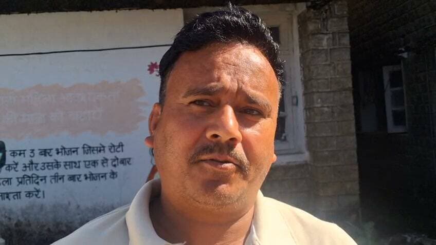 पधर:- दूध छोड़ने जा रही बजुर्ग महिला पर कुते का हमला, हाथ मे लगे टांके