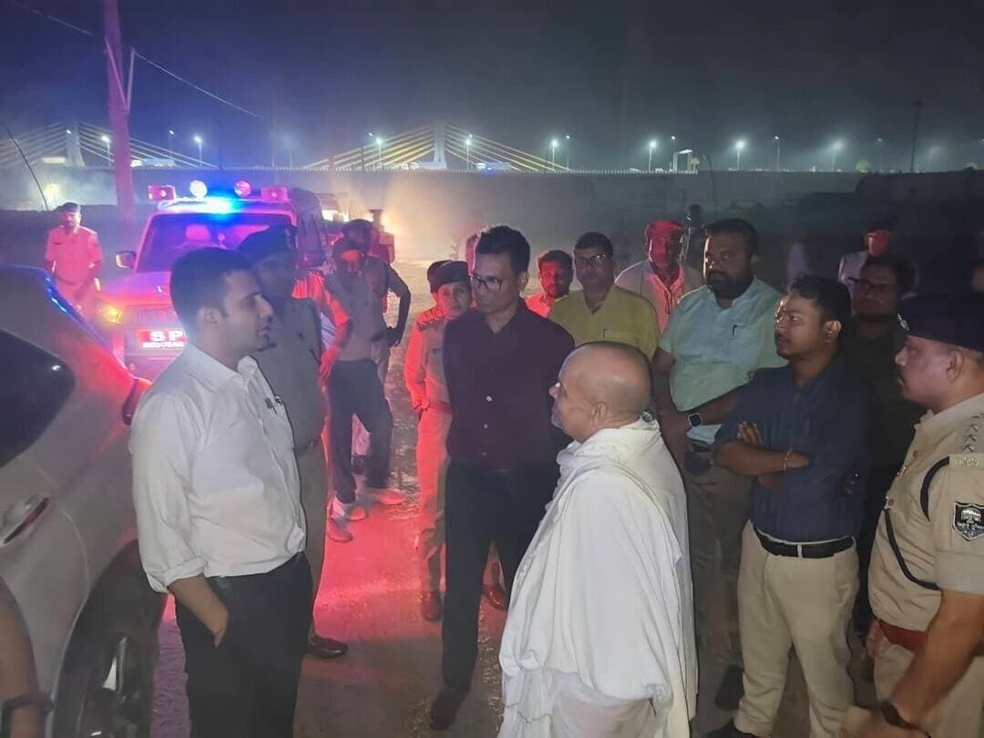 18 अक्टूबर से शुरू होगा सिमरिया कल्पवास मेला, सुरक्षा के लिए तैनात होंगे पुलिस बल और SDRF
24 नवंबर तक चलेगा मेला, डीएम रिची पाण्डेय और एसपी मनीष ने किया घाट का निरीक्षण; 24 घंटे सक्रिय रहेगा केंद्रीय नियंत्रण कक्ष
बेगूसराय। राजकीय सिमरिया कल्पवास मेला-2026 के सफल, सुव्यवस्थित और सुरक्षित आयोजन को लेकर जिला प्रशासन ने तैयारियां तेज कर दी हैं। इस वर्ष कल्पवास मेला 18 अक्टूबर से 24 नवंबर तक आयोजित होगा। तैयारियों का जायजा लेने के लिए बुधवार को जिलाधिकारी रिची पाण्डेय और पुलिस अधीक्षक मनीष ने सिमरिया घाट का निरीक्षण किया। इस दौरान अधिकारियों ने संबंधित विभागों को साफ-सफाई, सुरक्षा, स्वास्थ्य, बिजली, पेयजल और यातायात सहित सभी आवश्यक व्यवस्थाएं समय पर पूरी करने का निर्देश दिया।
डीएम ने कहा कि कल्पवास मेला में देश के विभिन्न हिस्सों से बड़ी संख्या में कल्पवासी, साधु-संत और श्रद्धालु पहुंचते हैं। ऐसे में उनकी सुविधा, सुरक्षा और स्वास्थ्य प्रशासन की सर्वोच्च प्राथमिकता है। उन्होंने स्पष्ट किया कि तैयारियों में किसी भी स्तर पर लापरवाही बर्दाश्त नहीं की जाएगी।
भगदड़ रोकने के लिए तैनात होंगे दंडाधिकारी और पुलिस बल
मेला में विधि-व्यवस्था बनाए रखने और भीड़ को नियंत्रित करने के लिए पर्याप्त संख्या में दंडाधिकारी एवं पुलिसकर्मियों की प्रतिनियुक्ति की जाएगी। इसमें महिला पुलिस बल, लाठी पार्टी और राइफल पार्टी भी शामिल रहेंगी। महिलाओं के साथ छेड़खानी, चेन स्नैचिंग और अन्य आपराधिक घटनाओं पर अंकुश लगाने के लिए सादे लिबास में पुलिसकर्मी निगरानी करेंगे।
यातायात व्यवस्था को सुचारु बनाए रखने और जाम की समस्या से निपटने के लिए डीएसपी ट्रैफिक एवं जिला परिवहन पदाधिकारी को समन्वित ट्रैफिक प्लान लागू करने का निर्देश दिया गया है।
गंगा घाटों पर SDRF की तैनाती, खतरनाक स्थलों पर बैरिकेडिंग
गंगा घाटों पर श्रद्धालुओं की सुरक्षा के लिए राज्य आपदा मोचन बल (SDRF) और नागरिक सुरक्षा के स्वयंसेवक तैनात किए जाएंगे। गहरे एवं खतरनाक घाटों को चिह्नित कर लाल कपड़े से संकेतक लगाए जाएंगे तथा मजबूत बैरिकेडिंग की जाएगी। नमामि गंगे सीढ़ी घाट और गंगा के जलस्तर से कटाव की आशंका वाले स्थानों पर भी विशेष सुरक्षा व्यवस्था की जाएगी, ताकि श्रद्धालु जोखिम वाले क्षेत्रों में प्रवेश नहीं करें।
सफाई में लापरवाही पर दुकानदारों से वसूला जाएगा जुर्माना
मेला क्षेत्र में स्वच्छता बनाए रखने के लिए पालीवार सफाईकर्मियों की प्रतिनियुक्ति की जाएगी। नगर परिषद बीहट, नगर निगम, अन्य नगर निकायों और लोहिया स्वच्छ भारत अभियान के कर्मी सफाई व्यवस्था संभालेंगे। सभी सफाईकर्मियों को निर्धारित यूनिफॉर्म और पहचान पत्र के साथ ड्यूटी करनी होगी।
मेला क्षेत्र के सभी दुकानदारों के लिए डस्टबिन रखना अनिवार्य होगा। गंदगी फैलाने या स्वच्छता संबंधी निर्देशों का उल्लंघन करने पर संबंधित दुकानदारों से नियमानुसार जुर्माना वसूला जाएगा। पूरे कल्पवास क्षेत्र में खुले में शौच पर प्रतिबंध रहेगा और निगरानी के लिए कार्यपालक दंडाधिकारी तैनात रहेंगे। मच्छरों से बचाव के लिए मेला परिसर और खालसावार में नियमित फॉगिंग भी कराई जाएगी।
24 घंटे मिलेगी एम्बुलेंस सेवा, स्वास्थ्य शिविर भी लगेंगे
श्रद्धालुओं को बेहतर स्वास्थ्य सुविधाएं उपलब्ध कराने के लिए सिविल सर्जन के निर्देशन में आवश्यक दवाओं और चिकित्सा सुविधाओं से युक्त स्वास्थ्य शिविर स्थापित किए जाएंगे। आपात स्थिति से निपटने के लिए 24 घंटे एम्बुलेंस सेवा उपलब्ध रखने का निर्देश दिया गया है।
खाद्य पदार्थों की गुणवत्ता सुनिश्चित करने के लिए खाद्य संरक्षा निरीक्षक नियमित जांच करेंगे। मेला क्षेत्र में पान मसाला और गुटखा की बिक्री एवं उपयोग पर पूर्ण प्रतिबंध रहेगा। लोक स्वास्थ्य अभियंत्रण प्रमंडल को चापाकलों के समीप सोख्ता निर्माण और पेयजल की गुणवत्ता की नियमित जांच सुनिश्चित करने का निर्देश दिया गया है।
निर्बाध बिजली और LPG की व्यवस्था
कल्पवासियों एवं साधु-संतों की सुविधा के लिए मेला क्षेत्र और खालसाओं में निर्बाध विद्युत आपूर्ति सुनिश्चित की जाएगी। बिजली कनेक्शन नियमानुसार उपलब्ध कराए जाएंगे तथा विद्युत तारों को सुरक्षित रखने और खुले तारों की समस्या दूर करने का निर्देश दिया गया है।
इसके साथ ही निर्धारित दर पर एलपीजी सिलेंडर की आपूर्ति एवं रिफिलिंग की व्यवस्था की जाएगी। इसकी निगरानी प्रखंड आपूर्ति पदाधिकारी करेंगे, ताकि कल्पवासियों को भोजन तैयार करने में परेशानी नहीं हो।
क्षतिग्रस्त सड़कों की होगी मरम्मत, अग्नि सुरक्षा की भी जांच
श्रद्धालुओं के सुगम आवागमन के लिए बाढ़ प्रमंडल और पथ प्रमंडल को क्षतिग्रस्त सड़कों तथा धर्मशाला से कल्पवास क्षेत्र तक जाने वाले रास्तों की शीघ्र मरम्मत कराने का निर्देश दिया गया है। सिमरिया धाम के मुख्य द्वार की रंगाई-पुताई और मेला मंच की तकनीकी जांच भवन प्रमंडल द्वारा की जा रही है।
अग्नि सुरक्षा के मद्देनजर जिला अग्निशमन पदाधिकारी सभी पंडालों और विद्युत तारों की जांच करेंगे, ताकि आग लगने की आशंका को कम किया जा सके।
चौबीसों घंटे सक्रिय रहेगा नियंत्रण कक्ष
मेला के दौरान श्रद्धालुओं को जरूरी जानकारी उपलब्ध कराने और आपात स्थिति में त्वरित कार्रवाई के लिए सिमरिया धाम में केंद्रीय नियंत्रण कक्ष चौबीसों घंटे सक्रिय रहेगा। मेला क्षेत्र में सार्वजनिक उद्घोषणा प्रणाली स्थापित की जा रही है, जिसके माध्यम से आवश्यक सूचनाएं और निर्देश प्रसारित किए जाएंगे। निजी लाउडस्पीकरों की आवाज भी निर्धारित मानकों के अनुरूप रखने का निर्देश दिया गया है।
जिलाधिकारी रिची पाण्डेय ने सभी अधिकारियों को आपसी समन्वय के साथ अपने दायित्वों का निर्वहन करने और सभी तैयारियां समय पर पूरी करने का निर्देश दिया। उन्होंने श्रद्धालुओं एवं आम नागरिकों से प्रशासन द्वारा जारी सुरक्षा और स्वच्छता संबंधी निर्देशों का पालन करने की अपील की।
निरीक्षण के दौरान अपर समाहर्ता बृज किशोर चौधरी, अनुमंडल पदाधिकारी बेगूसराय अश्विनी कुमार, पुलिस उपाधीक्षक बेगूसराय, जिला जनसंपर्क पदाधिकारी, अंचल अधिकारी बरौनी सहित अन्य अधिकारी मौजूद थे।