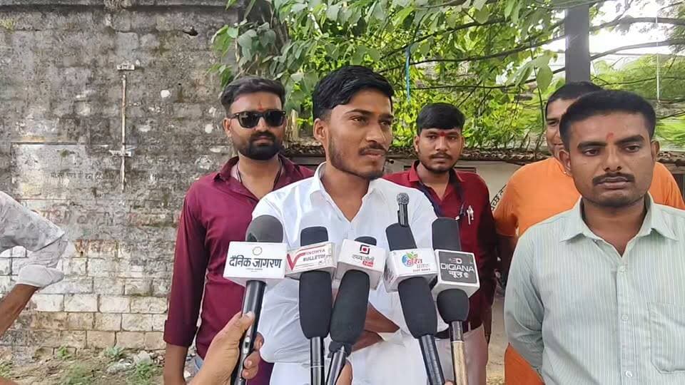 जानिए किस विधायक के दामाद है बिजली विभाग DE भूपेश विक्रम सिंह, क्या सच मे आउट सोर्स कर्मचारी अधिकारियो के घरों में करते है पोंछा झाड़ू.... किसने खोल दी पोल
#mpeb #हरितप्रवाह