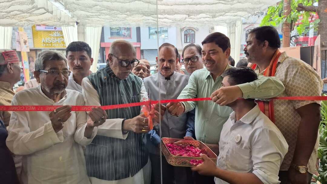 गांधी नगर में मिस्टर ब्राउन बेकरी का भव्य शुभारंभ, प्रीमियम बेकरी उत्पादों की मिलेगी शानदार रेंज
डुमरियागंज सांसद जगदम्बिका पाल सहित गणमान्य अतिथियों ने फीता काटकर किया उद्घाटन, केक-पेस्ट्री से लेकर इटैलियन और कॉन्टिनेंटल व्यंजनों तक मिलेंगे विकल्प
बस्ती। शहर के गांधी नगर क्षेत्र में बेकरी और स्वादिष्ट व्यंजनों के शौकीनों के लिए एक नया प्रतिष्ठान शुरू हो गया है। उत्तर भारत के लोकप्रिय बेकरी ब्रांड मिस्टर ब्राउन बेकरी के नए प्रतिष्ठान का शुभारंभ बुधवार को एस्प्रा शोरूम के सामने किया गया। उद्घाटन समारोह में डुमरियागंज सांसद जगदम्बिका पाल, पूर्व जिलाधिकारी ओएन सिंह और एमएलसी प्रतिनिधि हरीश सिंह सहित अन्य गणमान्य अतिथियों ने फीता काटकर प्रतिष्ठान का उद्घाटन किया।
इस अवसर पर दिनेश पाल, जयबक्स पाल, उमेश श्रीवास्तव, डॉ. अजीत प्रताप सिंह, मयंक श्रीवास्तव, राजकुमार शुक्ला, नागेंद्र शुक्ला, प्रदीप सिंह, दीपक गौड़, गोपेश पाल, कृष्ण चंद्र सिंह, शमशाद आलम और अखंड पाल सहित कई गणमान्य लोग मौजूद रहे।
मिस्टर ब्राउन बेकरी के फ्रेंचाइजी पार्टनर अनुराग सिंह ने बताया कि प्रतिष्ठान में ग्राहकों की पसंद और जरूरतों को ध्यान में रखते हुए प्रीमियम गुणवत्ता वाले बेकरी उत्पादों की विस्तृत रेंज उपलब्ध कराई जाएगी। यहां केक, पेस्ट्री, ताजा बेक्ड ब्रेड, बिस्कुट, कुकीज और अन्य बेकरी उत्पादों के साथ इटैलियन एवं कॉन्टिनेंटल फूड के विकल्प भी मिलेंगे।
उन्होंने बताया कि ग्राहकों के लिए ब्लैक फॉरेस्ट, बटरस्कॉच और फ्रेश फ्रूट जैसे लोकप्रिय केक के साथ ब्राउनी, चॉकलेट मफिन और डोनट्स की विभिन्न वैरायटी उपलब्ध रहेंगी। जन्मदिन, सालगिरह और अन्य विशेष अवसरों के लिए ग्राहक अपनी पसंद के अनुसार केक और बेकरी उत्पादों का चयन कर सकेंगे।
प्रतिष्ठान में बटर बिस्कुट और हल्के स्वाद वाली कुकीज की विभिन्न वैरायटी भी ग्राहकों के लिए उपलब्ध होंगी। अलग-अलग पसंद को ध्यान में रखते हुए बिस्कुट की कई किस्मों के साथ शुगर-फ्री विकल्प भी रखे गए हैं।
इसके अतिरिक्त त्योहारों और विशेष अवसरों पर उपहार देने के लिए कस्टमाइज्ड गिफ्ट हैम्पर्स की सुविधा भी उपलब्ध कराई जाएगी। दीपावली सहित अन्य पर्वों और पारिवारिक आयोजनों के लिए ग्राहक अपनी पसंद के अनुरूप गिफ्ट पैक चुन सकेंगे।
उद्घाटन समारोह में उपस्थित अतिथियों ने प्रतिष्ठान के संचालकों को शुभकामनाएं देते हुए उम्मीद जताई कि मिस्टर ब्राउन बेकरी शहरवासियों को गुणवत्तापूर्ण खाद्य उत्पाद उपलब्ध कराने के साथ ही स्थानीय व्यापारिक गतिविधियों को भी बढ़ावा देगी।
गांधी नगर में नए प्रतिष्ठान के शुभारंभ से शहरवासियों को एक ही स्थान पर बेकरी उत्पादों, केक-पेस्ट्री और विभिन्न प्रकार के व्यंजनों के विकल्प मिलने की उम्मीद है। प्रतिष्ठान के शुरू होने से क्षेत्र में खाद्य एवं बेकरी कारोबार को भी नई पहचान मिलने की संभावना है।