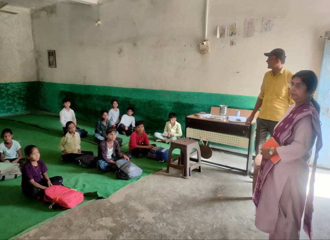 कलेक्टर एवं जिला मजिस्ट्रेट श्री अर्पित वर्मा के निर्देशानुसार पीएम पोषण योजना के प्रभावी क्रियान्वयन तथा शासकीय विद्यालयों में अध्ययनरत विद्यार्थियों को नियमित रूप से गुणवत्तापूर्ण, स्वच्छ एवं गर्म पका हुआ मध्यान्ह भोजन उपलब्ध कराने के उद्देश्य से गत दिवस प्रभारी अधिकारी श्रीमती सीमा उपाध्याय द्वारा जिले के विभिन्न विकासखंडों के शासकीय विद्यालयों का औचक निरीक्षण किया गया। कलेक्टर श्री वर्मा ने स्पष्ट निर्देश दिए हैं कि मध्यान्ह भोजन वितरण में लापरवाही बरतने वाले समूहों के विरुद्ध कार्रवाई की जाएगी तथा अनियमितता पाए जाने पर संबंधित समूहों को हटाया जाएगा।
निरीक्षण के दौरान विकासखंड करैरा के शासकीय एकीकृत प्राथमिक एवं माध्यमिक शाला सिरसौद तथा शासकीय प्राथमिक विद्यालय टोडा, विकासखंड पिछोर के शासकीय प्राथमिक एवं माध्यमिक विद्यालय भौंती तथा शासकीय प्राथमिक विद्यालय पगरा और विकासखंड खनियाधाना के शासकीय एकीकृत शाला श्रीनगर, शासकीय एकीकृत शाला एवं शासकीय प्राथमिक विद्यालय मानपुरा तथा एकीकृत शासकीय माध्यमिक एवं प्राथमिक विद्यालय गजोरा की व्यवस्थाओं का अवलोकन किया गया। इस दौरान मध्यान्ह भोजन की गुणवत्ता, वितरण की नियमितता, साफ-सफाई, रसोईघर की स्वच्छता तथा विद्यार्थियों के लिए पेयजल की उपलब्धता का जायजा लिया गया।
#shivpuri