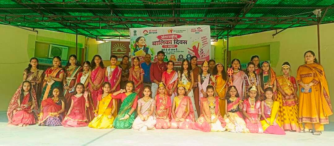 बालिकाओं को साइबर सुरक्षा व अधिकारों की दी गई जानकारी, बाल विवाह उन्मूलन पर जोर
अंतरराष्ट्रीय बालिका दिवस के अवसर पर केंद्रीय विद्यालय में आयोजित कार्यक्रम में बालिकाओं को शिक्षा, स्वास्थ्य, साइबर सुरक्षा और बाल विवाह उन्मूलन के प्रति जागरूक किया गया। कार्यक्रम कलेक्टर भिण्ड के मार्गदर्शन एवं जिला कार्यक्रम अधिकारी श्री महेंद्र सिंह के निर्देशन में आयोजित हुआ।
बाल संरक्षण अधिकारी अजय सक्सेना ने छात्रों को संबोधित करते हुए बताया कि वर्ष 2026 की थीम “एंडिंग चाइल्ड मैरिज एंड इन्वेस्टमेंट इन गर्ल चाइल्ड” है, जिसका उद्देश्य बाल विवाह जैसी कुरीति को समाप्त कर बालिकाओं की शिक्षा और स्वास्थ्य पर निवेश करना है। उन्होंने बताया कि संयुक्त राष्ट्र संघ ने 19 दिसंबर 2011 को 11 अक्टूबर को अंतरराष्ट्रीय बालिका दिवस घोषित किया था।
कार्यक्रम में बालिकाओं को बताया गया कि किसी भी अनुचित घटना को छिपाने के बजाय तत्काल माता-पिता या शिक्षक को बताएं। चाइल्ड हेल्पलाइन 1098, पुलिस 112 एवं साइबर हेल्पलाइन की जानकारी दी गई। विशेष उपलब्धि प्राप्त करने वाली बालिकाओं को सम्मानित किया गया। कार्यक्रम में प्राचार्य अजय कुमार सक्सेना, विद्यालय परिवार एवं राष्ट्रीय युवा पुरस्कार विजेता राहुल राजपूत उपस्थित रहे। सभी छात्रों को प्रशिक्षण सामग्री वितरित की गई।
#CMMadhyaPradesh
#JansamparkMP
Directorate Women and Child Development, MP
#भिण्ड
#Bhind