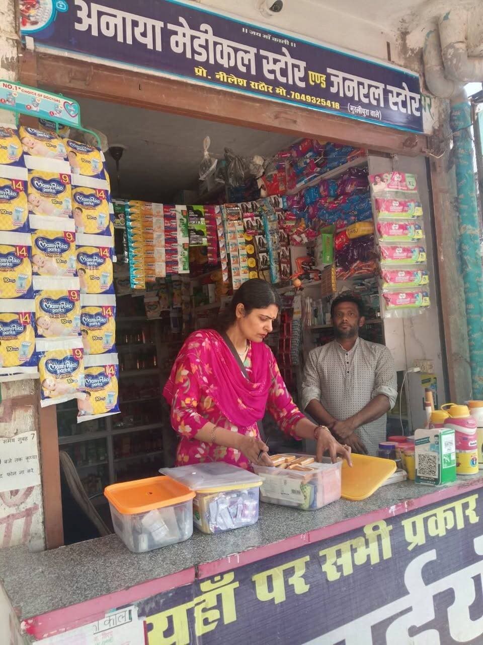 औषधि निरीक्षक डॉ आकांक्षा गरुड ने किया मेडिकल स्टोरों का औचक निरीक्षण
तीन फर्मों को नोटिस, दो फर्मों का लाइसेंस निरस्त
नियंत्रक खाद्य एवं औषधि प्रशासन भोपाल, कलेक्टर भिण्ड एवं मुख्य चिकित्सा एवं स्वास्थ्य अधिकारी भिण्ड के निर्देशानुसार औषधि निरीक्षक डॉ आकांक्षा गरुड़ द्वारा भिण्ड स्थित दीप मेडिकल स्टोर, बालाजी मेडिकल स्टोर, न्यू भगवान मेडिकल स्टोर, न्यू कृष्णा मेडिकल स्टोर, अजय मेडिकल स्टोर, राघव मेडिकल स्टोर, दीपक मेडिकोस, एवं न्यू स्मार्ट मेडिकल स्टोर, तथा अटेर रोड क्षेत्र में स्थित शालिनी मेडिकल एजेंसी, बांके बिहारी मेडिकल स्टोर, गिर्राज जी मेडिकल स्टोर, ओम शिव मेडिकल स्टोर, शालिनी मेडिकल स्टोर, अनाया मेडिकल स्टोर, दीपक मेडिकल स्टोर, सहित दर्जन भर मेडिकल स्टोरों की सघन जाँच कर लाइसेंस चेक किए गये एवं फार्मसिस्ट की जानकारी ली गयी।
निरीक्षण के दौरान अजय मेडिकल स्टोर एवं राघव मेडिकल स्टोर पर रजिस्टर्ड फार्मासिस्ट नहीं उपस्थित पाए गए, जिस सम्बन्ध में उनको नोटिस जारी किया गया एवं न्यू कृष्णा मेडिकल स्टोर दुकान को दवाओं की खरीदी बिक्री की जानकारी तीन दिवस के भीतर प्रस्तुत करने के निर्देश दिए गए। समयावधि में जानकारी नहीं प्रस्तुत करने पर नियमानुसार आगामी कार्यवाही सुनिश्चित की जावेगी। साथ ही सौरभ ट्रेडर्स एवं स्वागत ट्रेडर्स भिण्ड के लाइसेंस को तत्काल प्रभाव से निरस्त कर दिया गया है। इन फर्मों से किसी भी प्रकार का औषधियों का क्रय विक्रय पूर्णतः प्रतिबंधित होगा।
उक्त निरीक्षण का उद्देश्य मेडिकल स्टोरों के भौतिक सत्यापन कर उचित स्थान पर लाइसेंस का प्रदर्शन, दुकानों पर फार्मसिस्ट की उपलब्धता, दुकानों की साफ सफाई, एक्सपाइरी दवाओं के लिए उचित व्यवस्था, स्टॉक रजिस्टर, फ्रिज में संधारित की जाने वाली औषधियों का रख रखाव, बिना पंजीकृत चिकित्सक के पर्चे के शेड्यूल औषधियों का विक्रय नहीं किए जाने एवं औषधियों के क्रय विक्रय अभिलेख का संधारण नियमानुसार रखने संबंधी दिशा निर्देश दिए। अन्यथा की दशा में नियमानुसार कार्यवाही प्रस्तावित की जावेगी जिसके लिए सम्बंधित फर्म स्वयं जिम्मेदार होंगी।
#CMMadhyaPradesh
#JansamparkMP
Directorate of Health Services, Madhya Pradesh
#भिण्ड
#Bhind