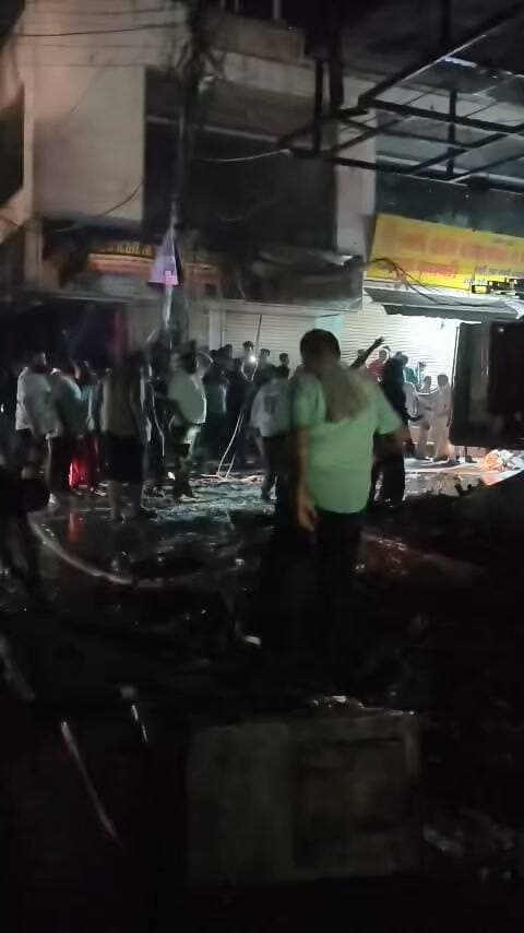 Nit 1 मेन मार्केट में तीन दुकानों में लगी भयंकर आग...