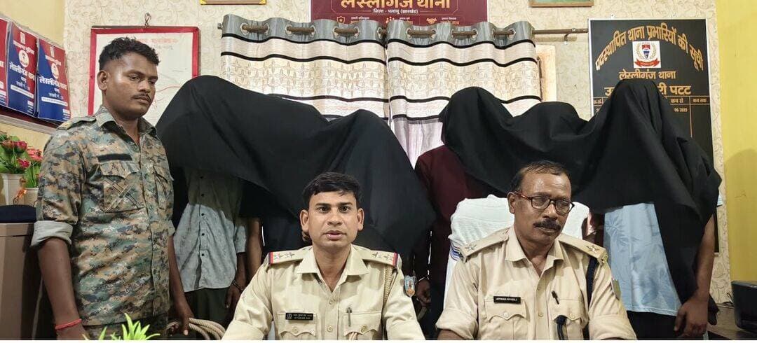 खेत में खड़ा ट्रैक्टर बना चोरों का निशाना, पुलिस ने छह आरोपियों को दबोचा; ट्रैक्टर-ट्रॉली बरामद
हुसैनाबाद, लेस्लीगंज और लातेहार तक फैला आरोपियों का ठिकाना, चोरी के खुलासे में तीन अदद मोबाइल भी बरामद
<nis:link nis:type=tag nis:id=डालटनगंज nis:value=डालटनगंज nis:enabled=true nis:link/> <nis:link nis:type=tag nis:id=पलामू: nis:value=पलामू: nis:enabled=true nis:link/>
पलामू में ट्रैक्टर चोरी के मामले में लेस्लीगंज थाना पुलिस को बड़ी सफलता मिली है। अज्ञात चोरों ने 23 और 24 सितंबर 2026 की रात डाटलटनगंज-पांकी मुख्य सड़क पर स्थित ग्राम अखौरी दुम्मी से एक ट्रैक्टर और ट्रॉली चोरी कर ली थी। इस संबंध में ट्रैक्टर मालिक की शिकायत पर लेस्लीगंज थाना में कांड संख्या 138/2026 दर्ज किया गया था। पुलिस ने तकनीकी अनुसंधान और छापेमारी के आधार पर मामले का खुलासा करते हुए छह आरोपियों को गिरफ्तार किया है। उनकी निशानदेही पर चोरी का ट्रैक्टर और ट्रॉली बरामद कर लिया गया।
पुलिस के अनुसार, मामले में भारतीय न्याय संहिता (बीएनएस) की धारा 303(2) के तहत प्राथमिकी दर्ज कर जांच शुरू की गई थी। अनुसंधान के क्रम में पुलिस ने आरोपियों की पहचान कर उन्हें गिरफ्तार किया। कार्रवाई के दौरान तीन मोबाइल फोन भी बरामद किए गए हैं। गिरफ्तार आरोपियों को न्यायिक हिरासत में भेजा जा रहा है, जबकि अन्य संभावित संलिप्त लोगों की गिरफ्तारी के लिए छापेमारी जारी है।
हुसैनाबाद और लेस्लीगंज के आरोपी, लातेहार का युवक भी गिरफ्तार
गिरफ्तार आरोपियों में लेस्लीगंज थाना क्षेत्र के पूर्णाडीह निवासी 19 वर्षीय मंटू कुमार सिंह, हुसैनाबाद थाना क्षेत्र के कामगारपुर निवासी 28 वर्षीय सत्यम शिवम कुमार सिंह, कचरा निवासी 29 वर्षीय रौशन कुमार सिंह और मोबारकपुर निवासी 20 वर्षीय मनीष कुमार सिंह शामिल हैं। इनके अलावा लेस्लीगंज थाना क्षेत्र के झागरपुर निवासी 23 वर्षीय गौरव कुमार सिंह तथा लातेहार जिले के बरवाडीह थाना क्षेत्र के सरईडीह पोखरी निवासी 23 वर्षीय भानु प्रताप सिंह को भी गिरफ्तार किया गया है।
इस कार्रवाई में लेस्लीगंज थाना प्रभारी उत्तम कुमार राय, सहायक अवर निरीक्षक जितेंद्र कुमार, रिजर्व गार्ड के जवानों और पलामू पुलिस की तकनीकी शाखा की भूमिका रही। पुलिस की इस कार्रवाई से ट्रैक्टर चोरी की घटना का खुलासा हुआ है। अब पुलिस यह पता लगाने में जुटी है कि आरोपियों का किसी संगठित चोरी गिरोह से संबंध है या नहीं तथा वे इससे पहले भी ऐसी घटनाओं में शामिल रहे हैं या नहीं।