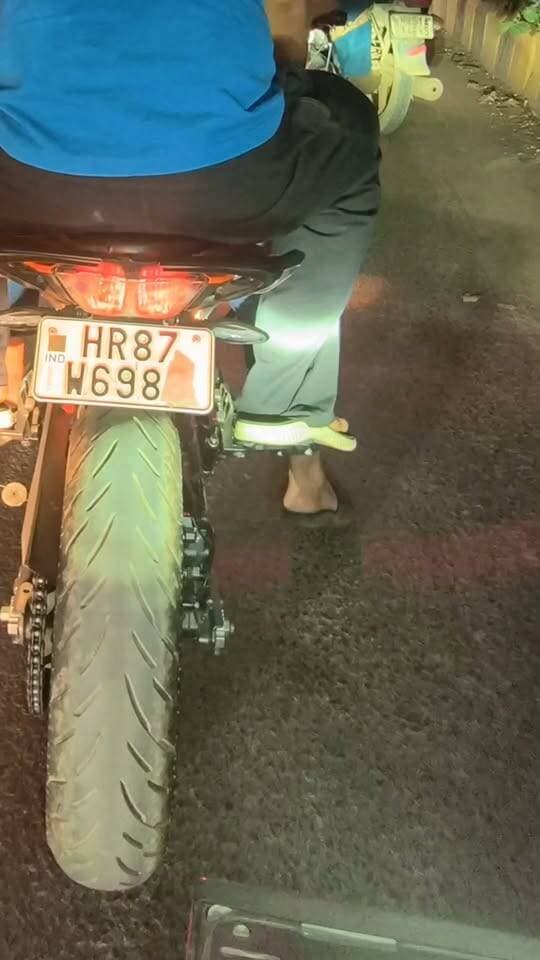 नम्बर प्लेट को ज़रा ध्यान से देखें..