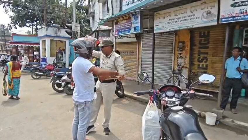 পুজোর মুখে আরামবাগে পুলিশের কড়া নজরদারি! হেলমেট ও কাগজ না থাকলেই মোটা অঙ্কের জরিমানা
#ArambaghSubDivision #arambagh #arambaghsohor #bike #arambaghpolice #SafeDriveSaveLife #LocalNews #BengalNews #todaynews