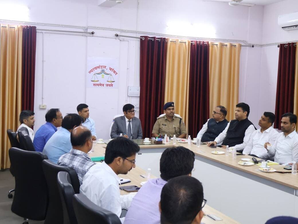 आज बाँका में माननीय प्रधान जिला एवं सत्र न्यायाधीश की अध्यक्षता में जिला स्तरीय निगरानी समिति (District Level Monitoring Committee–DLMC) की बैठक आयोजित की गई।
बैठक में न्यायिक आधारभूत संरचना के विकास, न्यायालयों में गवाहों की समय पर उपस्थिति, आरोप-पत्र समर्पित करने में होने वाले विलंब तथा पीड़ितों को मुआवजा प्रदान करने से संबंधित महत्वपूर्ण विषयों पर चर्चा की गई।
बैठक के दौरान न्यायालय परिसर एवं न्यायिक पदाधिकारियों के आवासीय परिसर के निर्माण हेतु 10 एकड़ भूमि चिह्नित किए जाने की जानकारी दी गई। इस संबंध में न्यायिक आधारभूत संरचना के विकास एवं न्यायिक कार्यों के सुचारू संचालन पर विचार-विमर्श किया गया।
बैठक में अनुसंधानकर्ताओं (Investigating Officers) के समय पर न्यायालय में उपस्थित नहीं होने के कारण गवाही की प्रक्रिया में होने वाले विलंब पर चिंता व्यक्त की गई। इस संबंध में निर्देश दिया गया कि संबंधित अनुसंधानकर्ता एवं चिकित्सक गवाही हेतु निर्धारित तिथि पर समय से न्यायालय में उपस्थित होना सुनिश्चित करें। आवश्यकतानुसार एवं विधि के प्रावधानों के अनुरूप, वीडियो कॉन्फ्रेंसिंग के माध्यम से भी उनकी गवाही सुनिश्चित करने की व्यवस्था की जाए, ताकि न्यायिक कार्यवाही में अनावश्यक विलंब न हो।
इसके अतिरिक्त, संबंधित अनुसंधान एजेंसियों को समय पर आरोप-पत्र (चार्जशीट) समर्पित करने का निर्देश दिया गया, जिससे आपराधिक मामलों के त्वरित निष्पादन में सहायता मिल सके तथा न्यायिक प्रक्रिया में अनावश्यक विलंब को रोका जा सके।
बैठक में जिला विधिक सेवा प्राधिकार, बाँका के अंतर्गत पीड़ित प्रतिकर योजना के तहत प्राप्त मामलों पर भी विचार-विमर्श किया गया। विचारोपरांत पाँच मामलों में पीड़ितों को मुआवजा प्रदान किए जाने का निर्णय लिया गया। यह निर्णय संबंधित योजना के प्रावधानों एवं निर्धारित प्रक्रिया के अनुसार लिया गया, ताकि अपराध से प्रभावित पीड़ितों को आवश्यक आर्थिक सहायता उपलब्ध कराई जा सके।
बैठक में न्यायिक आधारभूत संरचना के विकास, अनुसंधान एवं न्यायिक प्रक्रिया में समयबद्धता सुनिश्चित करने, गवाहों की ससमय उपस्थिति तथा पीड़ितों को उचित प्रतिकर उपलब्ध कराने हेतु संबंधित विभागों एवं पदाधिकारियों के बीच बेहतर समन्वय स्थापित करने पर बल दिया गया।