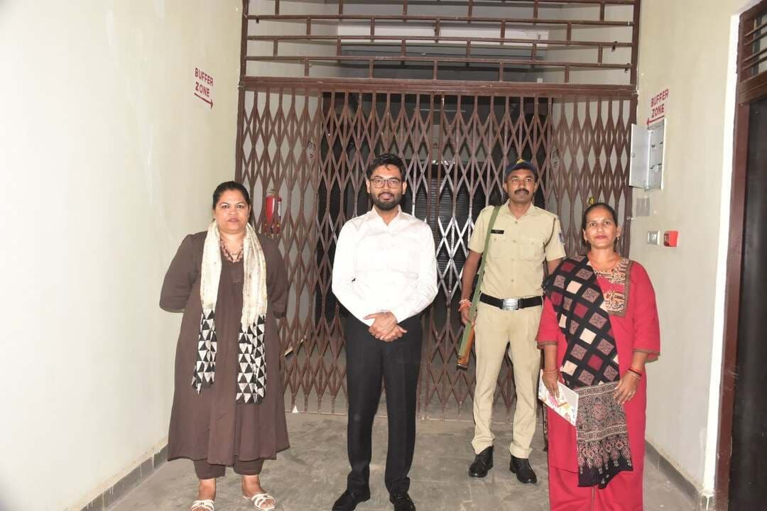 कलेक्टर श्री दिव्यांक सिंह ने EVM-VVPAT वेयर हाउस का निरीक्षण किया
कलेक्टर एवं जिला निर्वाचन अधिकारी श्री दिव्यांक सिंह ने नवीन कलेक्टर भवन के सामने स्थित EVM-VVPAT वेयर हाउस का निर्धारित मासिक निरीक्षण किया। निरीक्षण के दौरान उन्होंने वेयर हाउस की सुरक्षा एवं व्यवस्थाओं का जायजा लिया।
कलेक्टर श्री सिंह ने गोदाम की सुरक्षा व्यवस्था, सीलिंग, लॉगबुक एवं प्रवेश रिकॉर्ड का सत्यापन किया। साथ ही अग्नि सुरक्षा उपायों एवं सीसीटीवी निगरानी व्यवस्था की समीक्षा कर संबंधित अधिकारियों को आवश्यक निर्देश दिए। निरीक्षण के दौरान अपर कलेक्टर श्रीमती एकता जायसवाल, निर्वाचन शाखा के संबंधित अधिकारी एवं कर्मचारी उपस्थित रहे।
#Mandsaur
#मंदसौर