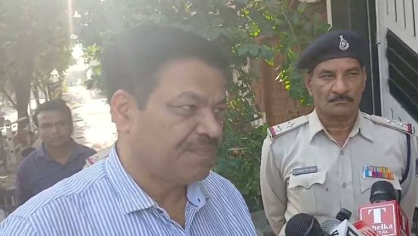 पुलिस विभाग में ड्राइवर फिरोज खान के ठिकानों पर लोकायुक्त का छापा। जांच में 29.75 करोड़ रुपये की संपत्ति का खुलासा, 9 वाहन और 15 मकान, प्लॉट व जमीन के दस्तावेज मिले। शुरुआती दौर में 6 करोड़ अनुपातहीन संपत्ति का मामला सामने आया था लेकिन शाम होते तक यह आंकड़ा 29.75 करोड़ तक जा पहुंचा...