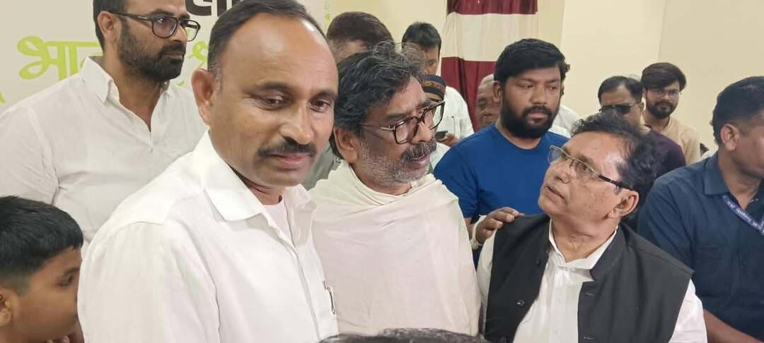 मुख्यमंत्री हेमंत सोरेन से मिले दफादार-चौकीदार पंचायत के प्रतिनिधिमंडल, माता के निधन पर जताया शोक
नेमरा पहुंचकर दी श्रद्धांजलि, मुख्यमंत्री ने आने वाले दिनों में संगठन के प्रतिनिधियों से मुलाकात का दिया आश्वासन।
लोहरदगा: झारखंड राज्य दफादार-चौकीदार पंचायत के राज्य अध्यक्ष कृष्ण दयाल सिंह के नेतृत्व में प्रतिनिधिमंडल बुधवार को मुख्यमंत्री हेमंत सोरेन के पैतृक गांव नेमरा पहुंचा। यहां प्रतिनिधिमंडल ने मुख्यमंत्री की माता के निधन पर गहरी शोक संवेदना व्यक्त की और दिवंगत आत्मा की शांति के लिए प्रार्थना की।
इस दौरान मुख्यमंत्री हेमंत सोरेन ने प्रतिनिधिमंडल से बातचीत की और आने वाले दिनों में संगठन के प्रतिनिधियों से मुलाकात करने का आश्वासन दिया।
प्रतिनिधिमंडल में लोहरदगा जिला अध्यक्ष शमसूल अंसारी, सचिव मिथिलेश यादव, कोषाध्यक्ष राजू कुमार राम, रोजाउद्दीन अंसारी, राजकुमार सहित अन्य सदस्य शामिल थे।
📺 ऐसी ही खबरों के लिए जुड़े रहें — IHQ PUBLIC INDIA
#HemantSoren #JharkhandNews #LohardagaNews #दफादारचौकीदार #HemantSorenNews #IHQPublicIndia #Jharkhand