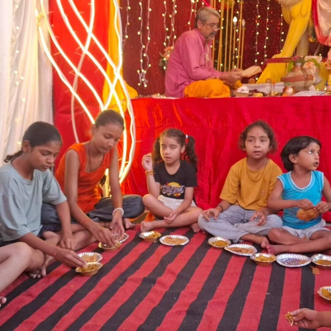 मां कूष्मांडा की पूजा हुई, मैया के दर्शनों को उमड़ रही है भक्तों की भीड़
▪️_*अन्नपूर्णा सेवा समिति द्वारा रोज कराया जा रहा है कन्या भोज और भंडारा*_
*कोंच।* शक्ति साधना के प्रमुख पर्व शारदीय नवरात्र पर कस्बे में देवी मंदिरों व जागरण पंडालों में दर्शनार्थ सुबह-शाम भक्तगणों की भीड़ जुट रही है, जबकि घरों में जवारे कार्यक्रम में देवी मां के सुंदर भजनों से माहौल भक्तिमय बना हुआ है। वहीं भंडारे और कन्याभोज के भी कार्यक्रम किए जा रहे हैं।
नवरात्र के चतुर्थ दिवस बुधवार को मां दुर्गा के चतुर्थ स्वरूप मां कूष्मांडा की पूजा-अर्चना की गई। अन्नपूर्णा सेवा समिति द्वारा गांधीनगर में पंचमुखी शंकरजी मंदिर के समीप देवी पंडाल में प्रतिष्ठापित माता रानी की आरती कर भक्तों ने सुख-समृद्धि एवं लोककल्याण की कामना की, तदोपरांत कन्या भोज/भंडारा प्रसाद वितरित किया गया। समिति द्वारा नवरात्र में प्रतिदिन सुबह की आरती के उपरांत भंडारा प्रसाद वितरित किया जा रहा है। समिति के सदस्य शुभम तिवारी ने बताया कि समिति द्वारा नवरात्र के पावन अवसर पर लगातार दूसरे वर्ष यह सेवा कार्य किया जा रहा है। युवाओं को धार्मिक कार्यों से जोड़कर उनमें सेवा, सहयोग और सामाजिक दायित्व की भावना विकसित करना है। धार्मिक एवं सामाजिक आयोजन युवाओं को अपनी संस्कृति, परंपराओं और संस्कारों से जोड़ने का महत्वपूर्ण माध्यम हैं। भंडारा प्रसाद वितरण व्यवस्था में समिति के अजय दुवे, शत्रुघ्न बुधौलिया, अर्पित अग्रवाल, अंकित गोयल, अंशु शर्मा, रजत दीक्षित, ऋषभ दीक्षित, प्रशांत दुवे, अभय गुर्जर, मोहित प्रजापति, नमन तिवारी, कान्हा चतुर्वेदी, गोलानंदाचार्य आदि संलग्न हैं।