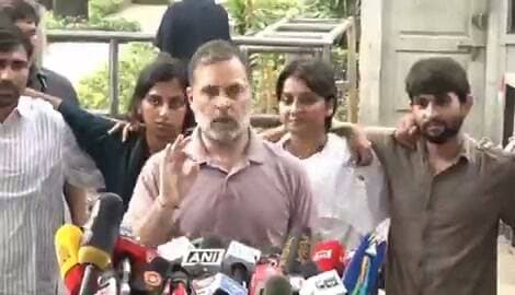 दिल्ली -
राहुल गांधी ने एनएसयूआई के युवा प्रदर्शनकारियों के साथ प्रेस कॉन्फ्रेंस की, प्रदर्शन में शामिल उन युवाओं ने भी हिस्सा लिया जिन्होंने दिल्ली पुलिस और आरएएफ के जवानों की मार झेलने का दावा किया, राहुल गांधी ने युवाओं के कंधे पर हाथ रखकर कहा, “अमित शाह जी देख लीजिए, ये हिंदुस्तान है”, उन्होंने छात्रों से प्रदर्शन से जुड़े सबूत सुरक्षित रखने को कहा और दावा किया कि प्रधानमंत्री नरेंद्र मोदी, अमित शाह और ज्ञानेश कुमार समेत सभी जिम्मेदार लोगों को सजा दिलाएंगे@