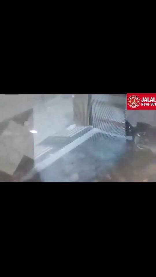 ग्रेटर नोएडा: इमरान बचकर भाग रहा है और शूटर्स हाथ में पिस्तौल लेकर पीछा कर रहे हैं। मानों जैसे कोई फिल्मी सीन चल रहा हो
हमलावर इमरान को एक के बाद एक 6 गोलियां मारते हैं और इमरान की मौत हो जाती है
जेवर के जहांगीरपुर कस्बे में फिल्मी स्टाइल में इस जघन्य हत्याकांड को अंजाम दिया गया है
4 आरोपी अभी भी फरार हैं @
