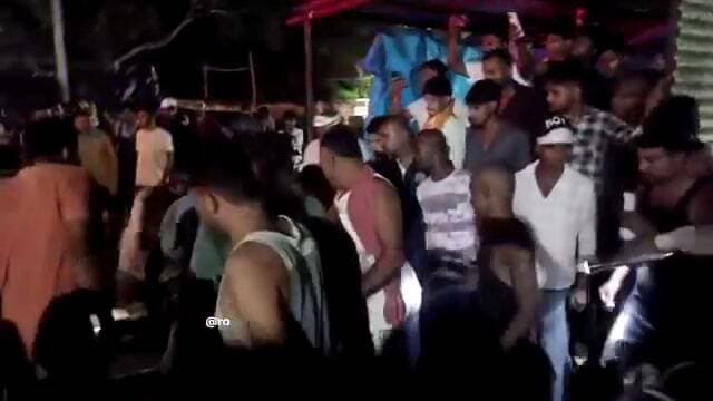 बिहार - गंगा में नाव पलटने से 13 बच्चों की मौत, एक ही परिवार की सात बच्चियां भी शामिल
बिहार के वैशाली जिले के राघोपुर में मंगलवार रात 8.30 बजे गंगा नदी में नाव पलटने से 13 बच्चों की डूबकर मौत हो गई, सभी मृतकों की उम्र 15 वर्ष से कम बताई जा रही है, हादसा रामपुर श्यामचंद गांव के पास उस समय हुआ जब लोग दूसरे गांव में श्राद्ध का भोज खाने जा रहे थे, मृतकों में एक ही परिवार की सात बच्चियां भी शामिल है
7 लोगों को डूबने से बचाया गया जबकि कुछ अन्य के लापता होने की सूचना है
जर्जर नाव में 25 लोग सवार थे
मुख्यमंत्री सम्राट चौधरी ने मृतकों के परिजनों को चार-चार लाख रुपये की सहायता देने की घोषणा की है@