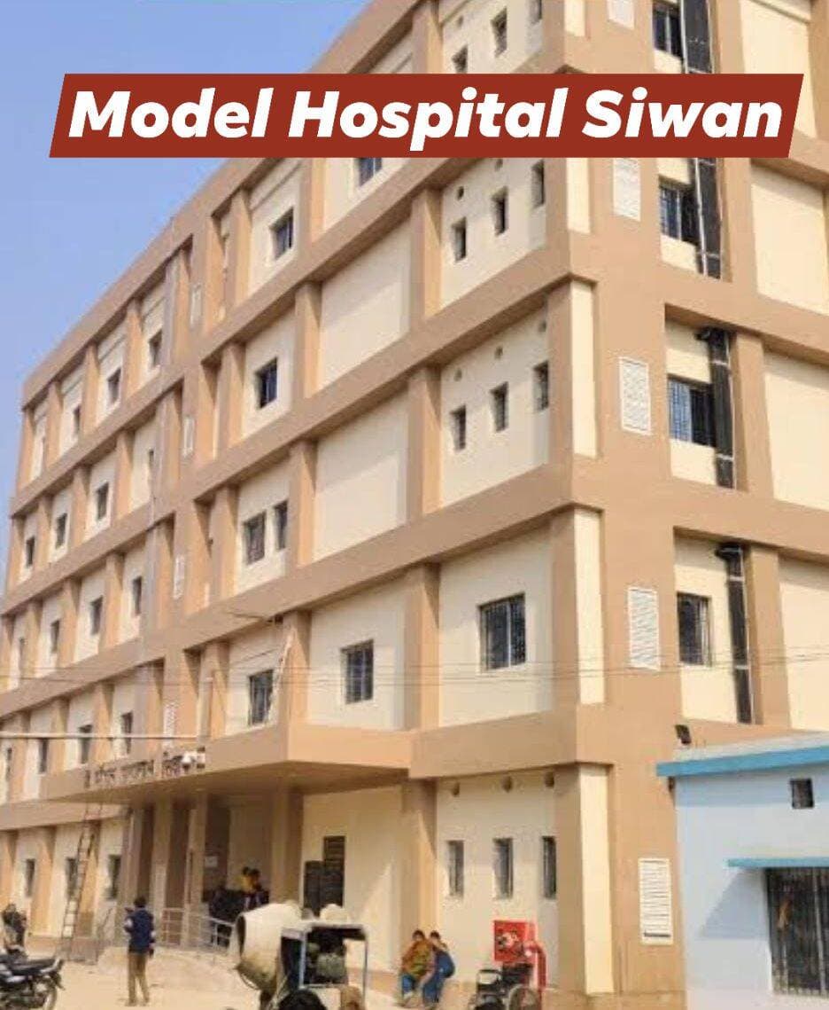 ब्लड बैंक की दोनों लिफ्ट खराब, रक्तवीरों की सुविधा को लेकर चिंता
8 अक्टूबर को सिवान ब्लड डोनर क्लब के रक्तदान शिविर से पहले लिफ्ट दुरुस्त कराने की मांग
रोहित सिंह शौर्या
सिवान। सदर अस्पताल सिवान के चौथी मंजिल पर स्थित ब्लड बैंक में आने-जाने के लिए लगी दोनों लिफ्ट खराब होने से रक्तदान करने आने वाले लोगों को परेशानी का सामना करना पड़ रहा है। बताया गया कि एक लिफ्ट काफी समय से खराब है, जबकि दूसरी छोटी लिफ्ट भी पिछले करीब एक सप्ताह से बंद है।
ब्लड बैंक चौथी मंजिल पर होने के कारण लिफ्ट की सुविधा बंद रहने से रक्तदान करने वाले रक्तवीरों को सीढ़ियों के माध्यम से ऊपर जाना पड़ रहा है। इससे बुजुर्गों, महिलाओं तथा अन्य रक्तदाताओं को विशेष कठिनाई हो सकती है।
सिवान ब्लड डोनर क्लब द्वारा आगामी 8 अक्टूबर 2026 को सुबह 11 बजे से दोपहर 2 बजे तक सदर अस्पताल सिवान में स्वैच्छिक रक्तदान शिविर का आयोजन किया जा रहा है। शिविर में थैलेसीमिया एवं कैंसर मरीजों के लिए रक्त संग्रह किया जाएगा। इस दौरान बड़ी संख्या में रक्तवीरों के पहुंचने की संभावना है।
सिवान ब्लड डोनर क्लब ने अस्पताल प्रशासन एवं संबंधित विभाग के अधिकारियों से आग्रह किया है कि 8 अक्टूबर के रक्तदान शिविर को देखते हुए दोनों लिफ्टों को जल्द से जल्द दुरुस्त कराया जाए, ताकि रक्तदान करने आने वाले रक्तवीरों को किसी प्रकार की असुविधा न हो।
क्लब का कहना है कि रक्तदान करने वाले लोग समाज के लिए महत्वपूर्ण सेवा करते हैं और उनकी सुविधा सुनिश्चित करना भी आवश्यक है। रक्तवीरों की सुविधा होगी तो रक्तदान के लिए लोगों का उत्साह भी बढ़ेगा।
सिवान ब्लड डोनर क्लब ने प्रशासन से इस मामले में शीघ्र कार्रवाई की अपील की है।