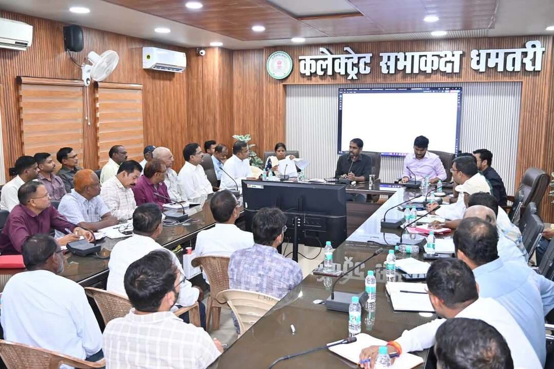 आगामी धान खरीदी सीजन को पारदर्शी, सुव्यवस्थित और किसान हितैषी बनाने के उद्देश्य से जिला प्रशासन ने तैयारियां तेज कर दी हैं। इसी क्रम में कलेक्ट्रेट सभाकक्ष में कलेक्टर श्री अबिनाश मिश्रा की अध्यक्षता में समिति प्रबंधकों एवं संबंधित अधिकारियों की बैठक आयोजित की गई। बैठक में धान खरीदी के लिए किसान पंजीयन, फसल पट्टा, डूबान क्षेत्र की फसलों, खरीदी केंद्रों की व्यवस्था तथा डिजिटल सुविधाओं की उपलब्धता की समीक्षा की गई।
#dhamtaridistrict
CMO ChhattisgarhDPR Chhattisgarh
