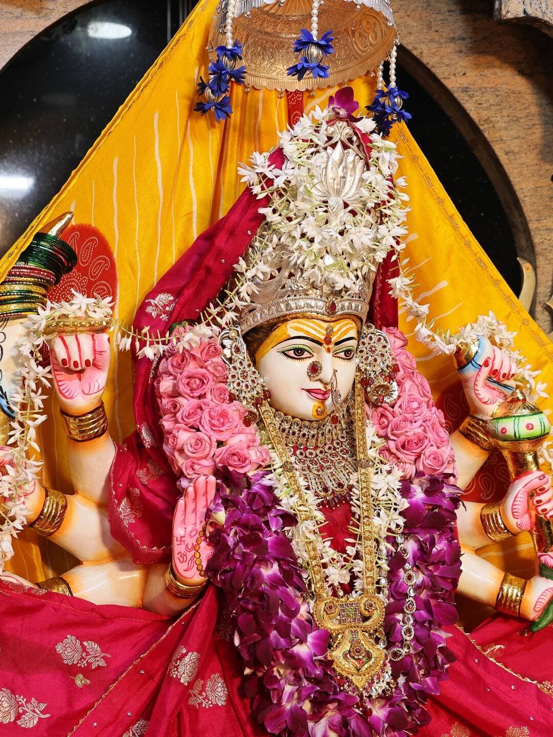📿 ॥ जय जय विजयेश्वरी माँ ॥ 📿
🚩 श्री श्री विजयेश्वरी धाम, इंदौर 🚩
🌺 नवरात्रि महोत्सव – 2026 | 27वाँ वर्ष 🌺
🙏 आज के अलौकिक श्रृंगार दर्शन 🙏
✨ चतुर्थ दिवस – माँ कूष्मांडा ✨
🌼 विशेष श्रृंगार – गणेश चतुर्थी दर्शन 🌼
📅 14 अक्टूबर 2026
🌸 हर दिन नया स्वरूप, हर दिन नया श्रृंगार, माँ के दर्शन से भक्तिमय होता पूरा दरबार! 🌸
🙏 माँ के इस दिव्य एवं मनमोहक स्वरूप के दर्शन कर पुण्य लाभ प्राप्त करें। आप सभी भक्तगण सपरिवार पधारें और माँ का आशीर्वाद प्राप्त करें।
🪔 भव्य श्रृंगार दर्शन — प्रतिदिन शाम 7 बजे से 🪔
🔥 आयोजक: संस्था विजय (सामाजिक सेवा समिति)
🌺 माँ विजयेश्वरी सबके जीवन में सुख, शांति एवं समृद्धि प्रदान करें। 🌺
🚩 जय माता दी! जय माँ विजयेश्वरी! 🚩
#navratri #garba #explore #indore #maa