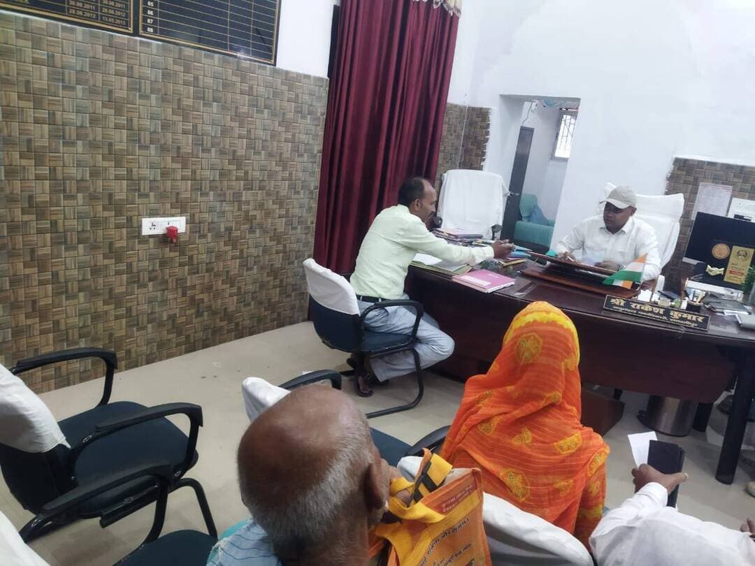 दिनांक 14 अक्टूबर 2026 को अनुमंडल पदाधिकारी, समस्तीपुर, श्री राकेश कुमार की अध्यक्षता में अनुमंडल कार्यालय प्रकोष्ठ में भूमि विवाद से संबंधित मामलों की सुनवाई की गई। सुनवाई के दौरान कुल 12 मामलों को प्रस्तुत किया गया, जिनकी गंभीरतापूर्वक सुनवाई की गई।
सुनवाई के क्रम में अनुमंडल पदाधिकारी ने दोनों पक्षों की बातों को ध्यानपूर्वक सुना। इनमें से 7 मामलों का त्वरित निष्पादन किया गया, जबकि शेष 5 मामलों में आवश्यक प्रक्रिया पूरी करने के लिए अगली सुनवाई की तिथि निर्धारित की गई।
इस पहल का मुख्य उद्देश्य भूमि विवादों का समयबद्ध एवं निष्पक्ष समाधान सुनिश्चित करना तथा आम जनता को अनावश्यक परेशानी से राहत दिलाना है। अनुमंडल प्रशासन भूमि विवादों के मामलों को गंभीरता से लेते हुए उनके शीघ्र निष्पादन के लिए प्रतिबद्ध है।
#जिलाप्रशासनसमस्तीपुर
#highlights
#CmSamrat
#samratchoudhary
#bihar
CMO Bihar
Information & Public Relations Department, Government of Bihar