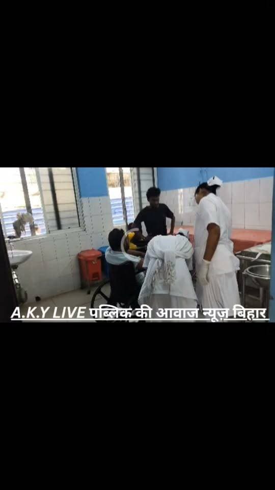 अरवल में बाइक और ट्रक की जोरदार टक्कर, बैंक कर्मचारी गंभीर रूप से घायल
अरवल, बिहार। अरवल जिले के कुर्था थाना क्षेत्र अंतर्गत मथुरापुर गांव के समीप मधुवन के पास बाइक और ट्रक के बीच हुई जोरदार टक्कर में एक बैंक कर्मचारी गंभीर रूप से घायल हो गए। घायल की पहचान मथुरापुर गांव निवासी बीगन पासवान के 40 वर्षीय पुत्र अजय कुमार के रूप में हुई है। घटना के बाद इलाके में अफरा-तफरी का माहौल बन गया।
प्राप्त जानकारी के अनुसार, अजय कुमार प्रतिदिन की तरह बुधवार को भी अपने घर से मोटरसाइकिल पर सवार होकर एचडीएफसी बैंक में ड्यूटी करने जा रहे थे। इसी दौरान मधुवन के पास उनकी बाइक की एक ट्रक से टक्कर हो गई। इस दुर्घटना में वह गंभीर रूप से घायल हो गए। घटना की सूचना मिलते ही डायल 112 की पुलिस टीम मौके पर पहुंची और घायल अजय कुमार को तत्काल अरवल सदर अस्पताल पहुंचाया, जहां उनका उपचार किया जा रहा है।
तेज रफ्तार और ओवरलोड ट्रकों पर कब लगेगी लगाम?
अरवल जिले में तेज रफ्तार और कथित तौर पर ओवरलोड ट्रकों का परिचालन सड़क सुरक्षा के लिए गंभीर चिंता का विषय बना हुआ है। सड़कों पर बेलगाम गति से दौड़ते भारी वाहन कभी भी बड़े हादसे का कारण बन सकते हैं। ऐसे में आम नागरिकों की सुरक्षा को लेकर सवाल उठना लाजिमी है।
स्थानीय स्तर पर मांग उठ रही है कि यातायात नियमों का उल्लंघन करने वाले वाहनों के खिलाफ सख्त कार्रवाई की जाए। साथ ही, ट्रकों की गति, ओवरलोडिंग और चालकों के नियमों के पालन की नियमित जांच सुनिश्चित की जाए, ताकि भविष्य में इस तरह की दुर्घटनाओं पर अंकुश लगाया जा सके।
अब सवाल यह है कि आखिर तेज रफ्तार और ओवरलोड वाहनों पर प्रशासन कब सख्ती दिखाएगा, ताकि सड़कें आम लोगों के लिए सुरक्षित बन सकें?