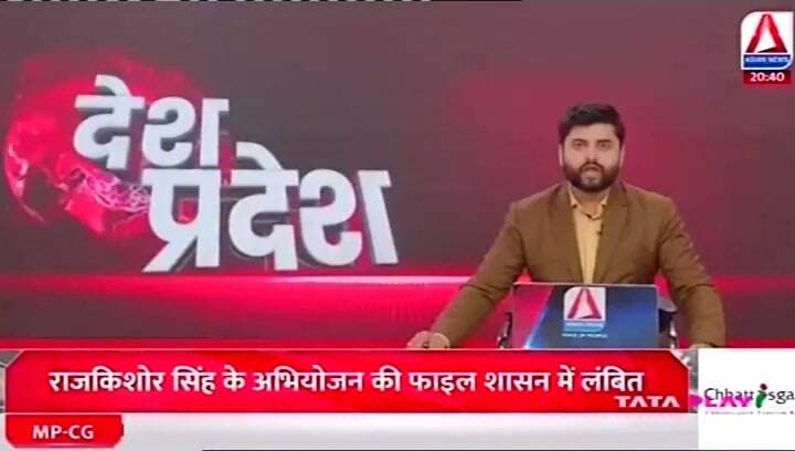 जंगल के राजा का शानदार अंदाज, सड़क पार करते दिखाई दिया बाघ