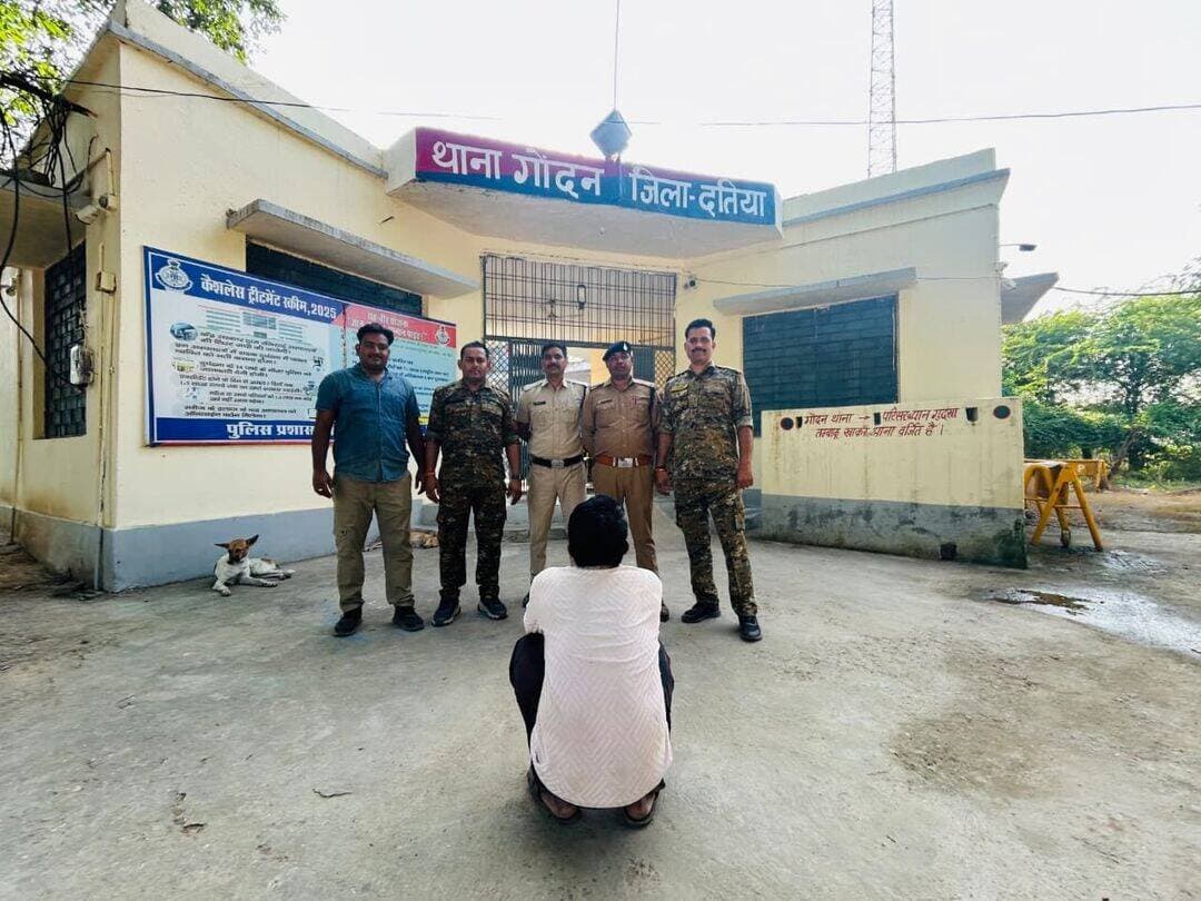 प्रेस नोट
जिला दतिया
*थाना गोदन पुलिस ने भरण पोषण प्रकरण में फरार वारंटी को गिरफ्तार कर न्यायालय में किया पेश*
पुलिस अधीक्षक दतिया श्री मयूर खंडेलवाल के निर्देशन एवं अति पुलिस अधीक्षक श्री मनजीत सिंह चावला के मार्गदर्शन, SDOP अनुभाग भाण्डेर श्री पूनम चंद्र यादव के नेतृत्व में न्यायालयीन आदेशों की तामील एवं वारंटियों की धरपकड़ के लिए चलाए जा रहे अभियान के तहत थाना गोदन पुलिस द्वारा प्रभावी कार्रवाई करते हुए गिरफ्तारी वारंट की तामील की गई।प्रकरण क्रमांक MJC R/153/2026 में माननीय प्रथम सिविल न्यायाधीश, वरिष्ठ खंड, भांडेर, जिला दतिया द्वारा भारतीय नागरिक सुरक्षा संहिता, 2023 की धारा 144(3) के अंतर्गत पारित आदेश के पालन में अनावेदक रामरतन कुशवाह पुत्र चिरोंजीलाल कुशवाह, निवासी ग्राम खड़ौआ, थाना इंदरगढ़, जिला दतिया के विरुद्ध ₹26,000 की बकाया राशि अदा नहीं करने एवं नियत तिथि पर न्यायालय में उपस्थित नहीं होने के संबंध में गिरफ्तारी वारंट जारी किया गया था। थाना गोदन पुलिस टीम ने वारंट की तामील करते हुए वारंटी को गिरफ्तार किया तथा माननीय न्यायालय के समक्ष पेश किया।
*सराहनीय भूमिका:*
उक्त कार्रवाई में थाना प्रभारी गोदन उप निरीक्षक प्रदीप शर्मा के नेतृत्व में एएसआई कमल किशोर प्रजापति, प्रधान आरक्षक सतीश शर्मा, प्रधान आरक्षक बृजमोहन उपाध्याय, आरक्षक केशव लटोरिया, आरक्षक विवेक, आरक्षक धर्मेंद्र एवं वाहन चालक धर्मेंद्र शर्मा की महत्वपूर्ण भूमिका रही।