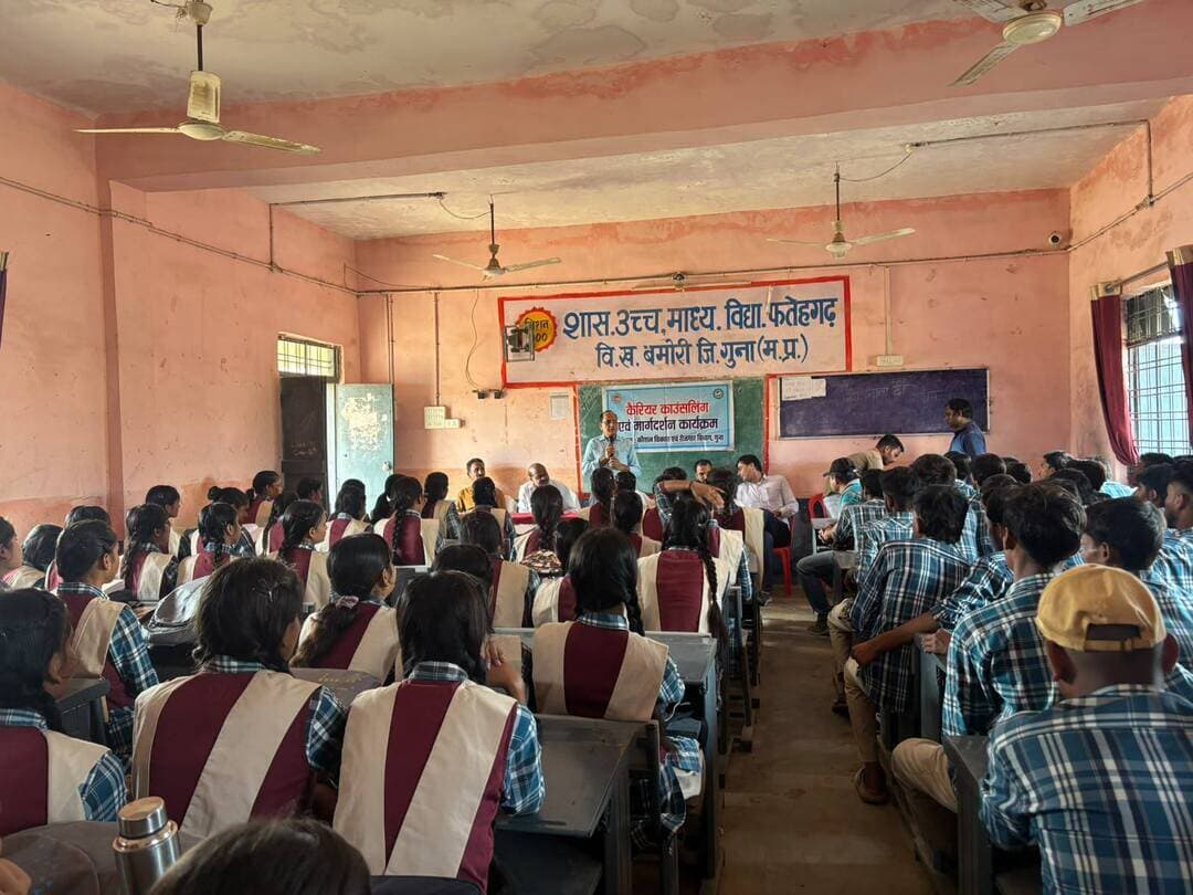 #गुना - सांदीपनि विद्यालय फतेहगढ़ में बच्चों को करियर मार्गदर्शन हेतु करियर काउंसिलिग का आयोजन किया गया
सेवा संकल्प अभियान अन्तर्गत कलेक्टर श्री किशोर कुमार कन्याल के निर्देशन में कौशल विकास एवं रोजगार विभाग द्वारा संदीपनी विद्यालय फतेहगढ़ में प्राचार्य श्री भागवत प्रसाद झा के मार्गदर्शन में आज कैरियर काउंसलिंग का आयोजन किया गया।
जिला रोजगार अधिकारी श्री बी एस मीना ने उपस्थित छात्र छात्राओं को सार्वजनिक क्षेत्र में रोजगार, निजी क्षेत्र में रोजगार और शासन द्वारा संचालित विभिन्न स्वरोजगार योजनाओं की विस्तृत जानकारी देते हुए विभिन्न प्रतियोगी परीक्षाओं के बारे में मार्गदर्शन दिया । उन्होंने केंद्र एवं प्रदेश स्तर पर आयोजित महत्वपूर्ण परीक्षाएं , निजी क्षेत्र में रोजगार और स्वरोजगार आदि के बारे में जानकारी देते हुए कहा कि अभी से अपनी रुचि और अपनी क्षमता अनुसार लक्ष्य निर्धारित करें उसी अनुरूप योजना बनाकर कार्य करें ऐसा कोई काम नहीं है जो आप नहीं कर सकते बस इच्छा शक्ति होना चाहिए,निश्चित रूप से सफल हो सकते हो, हमारी मप्र सरकार युवाओं को रोज़गार और स्वरोजगार से जोड़ने के लिए कई प्रयास कर रही हैं निजी क्षेत्र में रोजगार एवं स्वरोजगार के लिए जिले में निर्धारित दिवस पर युवा संगम कार्यक्रम का आयोजन किया जा रहा है इसी क्रम में आगामी 28 अक्टूबर 2026 को आपके फतेहगढ़ सांदीपनी विद्यालय परिसर में ही युवा संगम कार्यक्रम करने जा रहे हैं आप अपने नजदीक परिचितों को इस कार्यकम के बारे में अवश्य बताये सभी उसका लाभ उठाएं,उन्होंने भारत सरकार द्वारा संचालित स्किल इंडिया योजना का लाभ लेने की अपील करते हुए कहां कि आप कौशल विकसित करे आपको जॉब मिलने में आसानी होगी कैरियर मार्गदर्शन का मुख्य उद्देश्य छात्रों को जॉब के लिए जागृत करने का रहा।
कार्यक्रम के दौरान प्राचार्य श्री भागवत प्रसाद झा ने बताया कि प्रधानमंत्री नरेंद्र मोदी जी ने सार्वजनिक सेवा में अपने 25 वर्ष पूरे कर लिए हैं. इस अवसर पर उन्होंने एक नया और बेहद प्रभावशाली नारा दिया है. आमतौर पर पीएम मोदी अपने नारे हिंदी में देते हैं, लेकिन इस बार उन्होंने अंग्रेजी में वी विल डू इट' (We Will Do It) का नारा दियाl. इसका सीधा और सरल अर्थ है कि 'हम इसे कर दिखाएंगे' या 'हम यह कर देंगे'. बच्चों ऐसा कोई कार्य नहीं जिसे आप नहीं कर सकते,बस आपके अंदर जुनून होना चाहिए। कार्यक्रम में विद्यालय के शिक्षक सहित बड़ी संख्या में युवक युवतियां उपस्थित रहे।
#Guna CM Madhya Pradesh Jansampark Madhya Pradesh Gwalior Commissioner Department of School Education, Madhya Pradesh