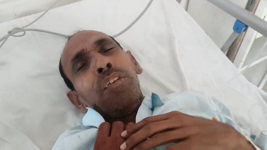 बिहटा सरमेरा स्टेट हाईवे 78 पर सड़क किनारे पड़े एक अर्द्धमुर्छित आदमी का विस्टेक्स हॉस्पिटल में इलाज चल रहा है। स्थानीय लोगों की सूचना पर विस्टेक्स हॉस्पिटल ने लावारिस पड़े व्यक्ति को एम्बुलेंस सेवा देकर अपने अस्पताल में एडमिट कर लिया। संभव है कि ये आदमी नशाखुरानी का शिकार हुआ है। मसाढ़ी गांव से थोड़ा पूरब ये आदमी अर्द्धमुर्छित अवस्था में सड़क किनारे पड़ा था। अस्पताल के स्वास्थ्यकर्मी इलाज और तीमारदारी में लगे हैं। लेकिन इस आदमी के बारे अस्पताल वाले को भी मुकम्मल जानकारी नहीं है। बमुश्किल इसने अपना नाम अशोक पासवान बताया है। स्वास्थ्यकर्मियों के पास नाम के अलावा और कोई जानकारी नहीं मिली है और ना ही किसी तरह का कोई पहचान संबंधी डाक्यूमेंट इस आदमी के पास है। विस्टेक्स हॉस्पिटल में सुबह 7:45 बजे से इसका इलाज जारी है।