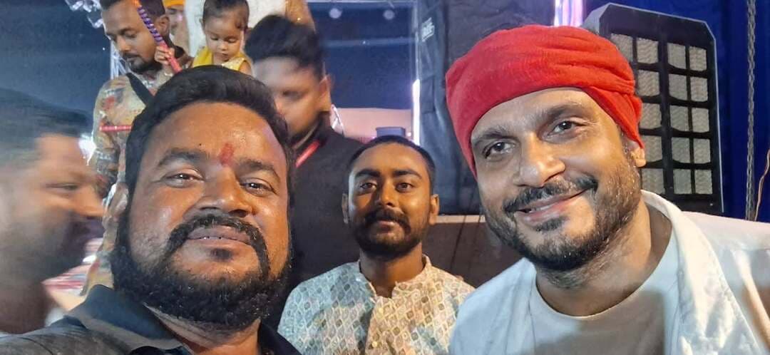 डांडिया नाइट कार्यक्रम में साहित्यकार, कवि नीलोत्पल मृणाल के साथ सुंदर तस्वीर...
