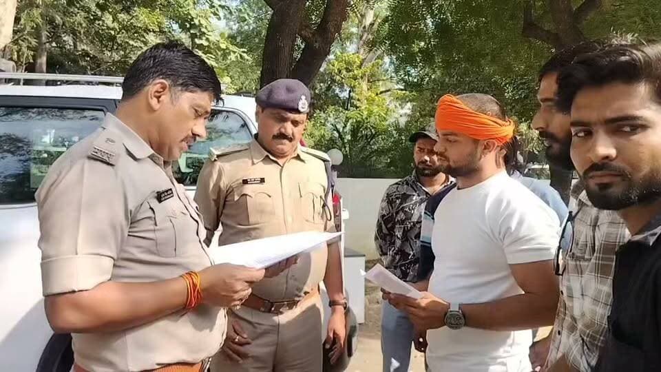 जबेरा थाना प्रभारी पर झूठा केस दर्ज करने का आरोप, करणी सेना ने एसपी को ज्ञापन सौंपते सीसीटीवी फुटेज के आधार पर जांच कर की निलंबित करने की मांग
दमोह। जबेरा थाना प्रभारी विकास सिंह चौहान पर दो युवकों के खिलाफ झूठा मारपीट का मामला दर्ज करने का आरोप लगाते हुए आज बुधवार दोपहर 3 बजे करणी सेना के कार्यकर्ता बड़ी संख्या में एसपी कार्यालय पहुंचे। जिन्होंने अतिरिक्त पुलिस अधीक्षक सुजीत सिंह भदौरिया को ज्ञापन सौंपते हुए मामले की निष्पक्ष जांच के बाद उचित कार्रवाई की मांग की है।
मामले में करणी सेना सदस्य के राजीव राजपूत ने बताया कि सुरेंद्र सिंह और गजेंद्र सिंह घोसी के खिलाफ 11 अक्टूबर को जबेरा थाने में मारपीट का मामला दर्ज किया गया था। आरोप है कि इससे पहले सुरेंद्र सिंह को थाने ले जाकर गाली-गलौज की गई और जेल भेजने की धमकी दी गई।
संगठन का दावा है कि घटना के दिन सुरेंद्र सिंह जबलपुर में था। इसके समर्थन में उन्होंने सीसीटीवी फुटेज और वीडियो भी ज्ञापन के साथ सौंपे हैं। मामले में उन्होंने कार्यकर्ताओं ने मामले की निष्पक्ष जांच कर थाना प्रभारी को निलंबित करने की मांग की। वही अतिरिक्त पुलिस अधीक्षक ने कार्यकर्ताओं को जांच में दोषी पाए जाने वालों पर सख्त कार्रवाई का भरोसा दिलाया है।