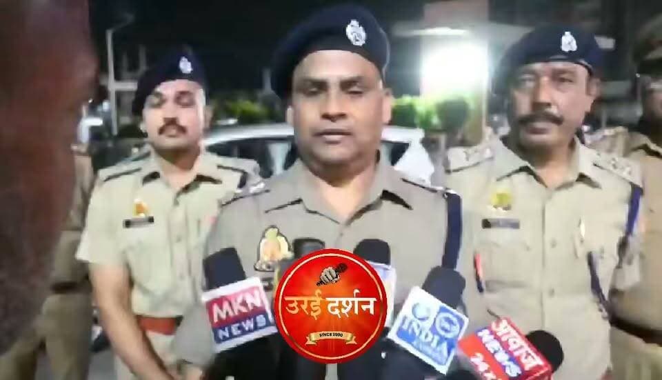 नवरात्रि पर्व के दृष्टिगत एसपी जालौन एवं अपर एसपी जालौन ने पुलिस बल के साथ उरई नगर क्षेत्र में किया फ्लैग मार्च / पैदल गश्त
समस्त जनपद वासियों से सौहार्दपूर्ण नवरात्रि पर्व मनाने की अपील: नवरात्रि पर्व के अवसर पर जनपद में शांति, सुरक्षा व कानून व्यवस्था सुदृढ़ बनाए रखने के उद्देश्य से पुलिस अधीक्षक जालौन सुरेश चंद्र रावत व अपर पुलिस अधीक्षक ईशान सोनी द्वारा क्षेत्राधिकारी नगर राजीव शर्मा, प्रभारी निरीक्षक उरई एवं पुलिस बल के साथ उरई नगर क्षेत्र में सघन पैदल गश्त किया गया। इस दौरान पुलिस टीम ने मुख्य मार्गों, भगत सिंह चौराहा, टॉउन हाल तथा रेलवे स्टेशन व भीड़भाड़ वाले स्थानों पर सुरक्षा व्यवस्था का जायजा लिया।
गश्त के दौरान पुलिस अधिकारीगण द्वारा सुरक्षा व्यवस्था का बारीकी से जायजा लिया गया तथा पुलिस बल को पूरी तरह सतर्क रहने के निर्देश दिए गए। पुलिस प्रशासन की ओर से स्पष्ट संदेश दिया गया है कि आगामी पर्व को शांति और सौहार्द के साथ संपन्न कराया जाएगा। असामाजिक तत्वों या कानून व्यवस्था में खलल डालने का प्रयास करने वालों पर पुलिस की पैनी नजर है, और ऐसा करने वालों के विरुद्ध कड़ी से कड़ी कानूनी कार्यवाही की जाएगी।