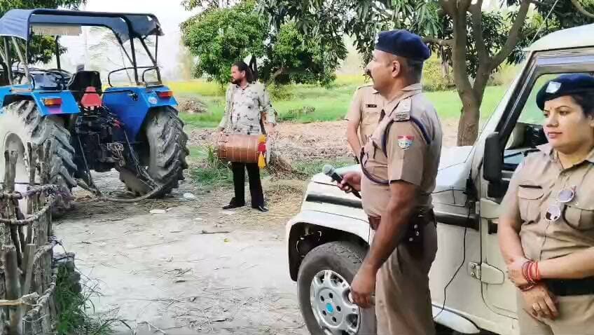 ✍️ _*प्रेस नोट*_
*कोतवाली किच्छा पुलिस द्वारा फरार अभियुक्तों के विरुद्ध मुनादी कराकर उद्घोषणा आदेशिका निष्पादन की कार्रवाई की गई**
*जनपद ऊधमसिंहनगर, उत्तराखंड*
वरिष्ठ पुलिस अधीक्षक जनपद ऊधमसिंहनगर श्री अजय गणपति, पुलिस अधीक्षक नगर रुद्रपुर श्री प्रमोद कुमार एवं क्षेत्राधिकारी सितारगंज श्री डी.आर. वर्मा के निर्देशन एवं मार्गदर्शन में कोतवाली किच्छा पुलिस द्वारा गंभीर आपराधिक मामले में फरार चल रहे अभियुक्तों के विरुद्ध माननीय न्यायालय के आदेशों के अनुपालन में विधिक कार्रवाई की गई।
कोतवाली किच्छा में पंजीकृत *मु0अ0सं0 228/2026, धारा 103(1), 190, 191(2), 191(3), 111 एवं 3(5) बीएनएस तथा धारा 3/25 शस्त्र अधिनियम* बनाम स्वदेश कुमार सिंह उर्फ बंटी ठाकुर व अन्य से संबंधित प्रकरण में वांछित अभियुक्तों *मनप्रीत सिंह उर्फ मन्ना एवं अंकित ठाकुर उर्फ विवेक* लगातार फरार चल रहे हैं। उक्त अभियुक्तों के विरुद्ध माननीय
न्यायालय द्वारा गैर-जमानती वारंट एवं उपसंजाति हेतु उद्घोषणा आदेशिका जारी की गई है।
माननीय न्यायालय द्वारा जारी आदेशों के अनुपालन में *प्रभारी कोतवाली किच्छा के नेतृत्व में पुलिस टीम द्वारा संबंधित क्षेत्रों में सरकारी पुलिस वाहन पर लगे लाउडस्पीकर/अनाउंसमेंट सिस्टम के माध्यम से व ढोल बजवाकर सार्वजनिक रूप से मुनादी कराई गई तथा उद्घोषणा आदेशिका को बुलंद आवाज में पढ़कर आमजन को इसकी जानकारी दी गई।* साथ ही, उद्घोषणा आदेशिका की प्रतियां दोनों अभियुक्तों के संबंधित पतों पर चस्पा की गईं जिससे अभियुक्तों को न्यायालय के समक्ष उपस्थित होने के संबंध में विधिवत जानकारी दी जा सके तथा आमजन को भी उनके संबंध में सूचना उपलब्ध कराने हेतु जागरूक किया जा सके।
▶️ *फरार अभियुक्तों का विवरण* --
*1. मनप्रीत सिंह उर्फ मन्ना* पुत्र स्वर्गीय अमरीक सिंह निवासी ग्राम सैजना (रहपुरा), थाना कोतवाली किच्छा, जनपद ऊधमसिंहनगर।
*2. अंकित ठाकुर उर्फ विवेक* पुत्र स्वर्गीय राजेन्द्र प्रताप सिंह निवासी ग्राम सैजनी, थाना कोतवाली रुद्रपुर, जनपद ऊधमसिंहनगर।
पुलिस द्वारा आमजन से अपील की गई है कि यदि उक्त अभियुक्तों के संबंध में कोई विश्वसनीय जानकारी प्राप्त होती है अथवा वे कहीं दिखाई देते हैं तो तत्काल स्थानीय पुलिस या कोतवाली किच्छा को सूचित करें। सूचना देने वाले व्यक्ति की सुरक्षा एवं गोपनीयता का नियमानुसार ध्यान रखा जायेगा।
पुलिस द्वारा स्पष्ट किया गया है कि माननीय न्यायालय के आदेशों का अनुपालन सुनिश्चित कराने तथा अभियुक्तों की गिरफ्तारी एवं न्यायालय के समक्ष उनकी उपस्थिति के लिए नियमानुसार प्रभावी कार्रवाई जारी रहेगी। न्यायालय के आदेशों के अनुपालन में आवश्यकतानुसार विधिक प्रक्रिया के तहत संपत्ति की कुर्की सहित अग्रिम कार्रवाई भी की जायेगी।
▶️ *कार्रवाई करने वाली पुलिस टीम**
1. वरिष्ठ उपनिरीक्षक अनुराग सिंह — विवेचक/अनुसंधान अधिकारी
2. हेड कांस्टेबल प्रभात चौधरी
3. कांस्टेबल राकेश कांडपाल
4. महिला कांस्टेबल रेखा आर्या
5. कांस्टेबल चालक रणवीर सिंह
*कोतवाली किच्छा पुलिस द्वारा आमजन से अपील की जाती है कि कानून-व्यवस्था बनाये रखने एवं आपराधिक मामलों में वांछित अभियुक्तों के संबंध में जानकारी उपलब्ध कराने में पुलिस का सहयोग करें।*
*जनपद ऊधमसिंहनगर पुलिस*
*उत्तराखंड पुलिस — जनसेवा, सुरक्षा एवं कानून का पालन*
- कोतवाली किच्छा, 14.10.2026