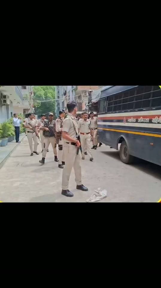 दिल्ली के गैंगस्टर नीरज बवाना को तीसरी बार 6 घंटे की पैरोल!
दो बच्चियों की मौत के बाद परिवार में आयोजित शांति पाठ में शामिल होने के लिए नीरज बवाना पहुंचा अपने गांव बवाना।
भारी पुलिस सुरक्षा के बीच गांव में एंट्री, पूरे इलाके में पुलिस बल तैनात।
कड़ी निगरानी के बीच परिवार से मुलाकात और शांति पाठ में शामिल हुआ नीरज बवाना।
इससे पहले भी दो बार दिल्ली के हरिनगर में परिवार से मिल चुका है नीरज बवाना।
6 घंटे की पैरोल पूरी होने के बाद अदालत के आदेशानुसार वापस तिहाड़ जेल लौटा। भारी पुलिस सुरक्षा के बीच हुई मुलाकात। #NeerajBawana #Delhi #Bawana #DelhiPolice #TiharJail