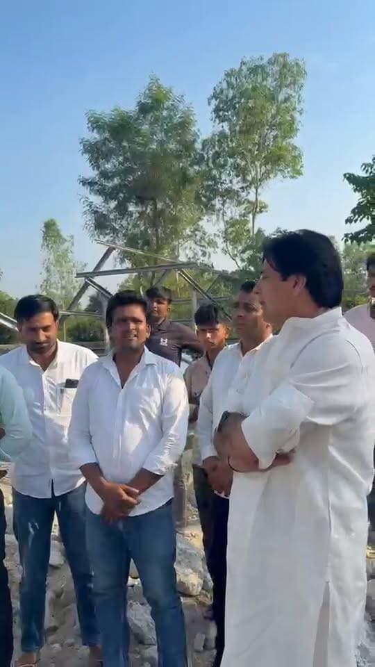 करोड़ो की लागत से बनी पानी की टंकी धराशाई,रात का समय होने से जान की कोई हानि नही हुई,विधायक उमर अली खान ने गांव पहुंच कर मौका मुआयना किया
सहारनपुर::जल निगम द्वारा करोड़ो की लागत से बनाई गई पानी की टंकी पानी भरने से पहले ही धराशाई हुई,बेहट के सढोली ब्लॉक के गांव जाटोवाला में बनाई गई थी पानी की टंकी,ग्रामीणों की प्यास बुझाने से पहले ही धड़ाम से गिरकर ज़मीन पर बिखर गए टुकड़े,बेहट विधायक उमर अली खान ने गांव पहुंचकर पूरा माजरा समझा और जल निगम के अधिकारियों को घटना से अवगत कराया,गौरतलब है कि इससे पहले भी प्रदेश के कई हिस्सों में कई पानी की टंकियां ज़मींदोज़ हो चुकी हैं, ग्रामीणों ने विधायक उमर अली खान को बताया कि रात का समय होने की वजह से कोई जानी नुकसान नही हुवा,अगर यही दुर्घटना दिन में होती तो आसपास मौजूद लोग और पालतू जानवर चपेट में आ सकते थे,विधायक ने टँकी में इस्तेमाल हुई निर्माण सामग्री पर सवाल उठाते हुवे जल निगम के अधिकारियों की शिकायत उच्च स्तर पर करने की बात कही है, बहरहाल असल मुद्दा तो ये है कि जिन ग्रामीणों की प्यास बुझाने के लिए इस टँकी का निर्माण किया गया था अब वो फिर से लंबे समय तक पानी की किल्लत से दो चार होंगे:
