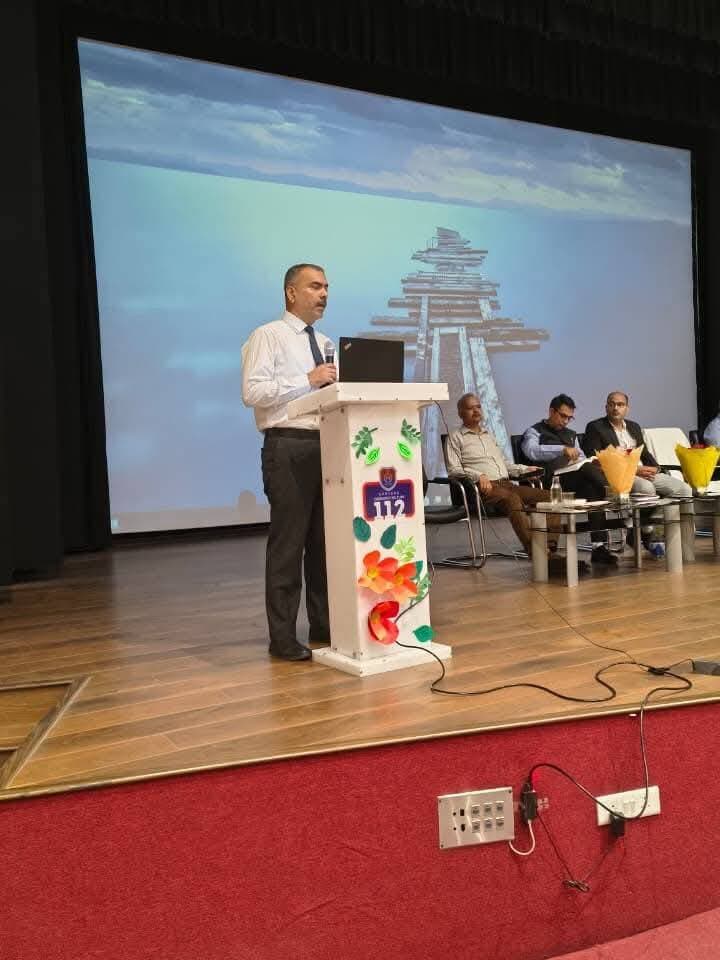 पुलिस महानिदेशक श्री अजय सिंघल, की प्रेरणा से अतिरिक्त पुलिस महानिदेशक डा. एम रवि किरण, के मार्गदर्शन में हरियाणा राज्य प्रवर्तन ब्यूरो द्वारा आयोजित दो दिवसीय प्रशिक्षण शिविर के दूसरे दिन अतिरिक्त पुलिस महानिदेशक डा. एम रवि किरण, ने अपने संदेश में कहा कि अनुसंधान कार्य को वैज्ञानिक रूप प्रदान करने के लिए ईसाक्ष्य का प्रयोग समय की आवश्यकता है।
इस अवसर पर कानून विशेषज्ञ श्री दीपक बजाज अनुसंधान अधिकारियों से रूबरू होते हुए कहा कि अनुसंधान कार्य न्यायिक प्रक्रिया की आत्मा है। उन्होंने कहा कि न्यायपालिका पीड़ित को न्याय दिलाने में आवश्यक कानूनी प्रक्रिया है। उन्होंने कहा कि पारदर्शी नजरिया वैज्ञानिक प्रक्रिया को आत्मसात करते हुए अनुसंधान अधिकारी किसी के दबाव में न आये, नये कानून के लागू होने से ईसाक्ष्य का महत्व बढा है, इसलिए अनुसंधान कार्यो में वैज्ञानिक पद्यति का प्रयोग करते हुए ईसाक्ष्य को महत्व दें।
पुलिस मुख्यालय पंचकूला के उप जिला न्यायवादी श्री प्रवीन कुमार ने कहा कि अनियमित शहरीकरण अपराध का एक नया स्वरूप हो सकता है। जिससे सरकार के राजस्व की क्षति होती है। जिसकी दोहरी चुनौती अपराधिक प्रवृति के रूप में सामने आती है। इसलिए अनुसंधान अधिकारियों को नियम संम्मत कार्य करके राजकीय कानूनों की रक्षा करनी होगी।
इस अवसर पर कानून विशेषज्ञ श्री विक्रम ने खनन संबंधी कानून का विस्तार से जिक्र किया तथा अबैध खनन के विरूद्ध कानूनी कार्यवाही की रूपरेखा रखी।
इस अवसर पर भोजनवावकाश के बाद प्रख्यात सामाजिक कार्यकर्ता एवं लेखक श्री हरीश मानव ने कहा कि मनुष्य के विवेक का कोई विकल्प नहीं है। उन्होंने कहा कि कृत्रिम बौद्धिकता एक औजार है इसका उपयोग समाज विरोधी लोग भी कर सकते हैं इसलिए सुरक्षा बलों को इसके प्रयोग के लिए नियमित रूप से प्रशिक्षित करना होगा।
इस अवसर पर अनुसंधान अधिकारियों से संवाद करते हुए निष्कर्ष रूप में यह तथ्य सामने आया कि राज्य प्रवर्तन ब्यूरों पानी, बिजली, अबैध खनन, अबैध शराब की बिक्री, सड़क सुरक्षा के मानकों की सुरक्षा ऐसा दायित्व है जो प्रकृति रक्षा के मूलभूत संकल्पों में से एक है।
कार्यक्रम के आरंभ में उपपुलिस अधीक्षक फरीदाबाद श्री विकास ने स्वागत करते हुए कहा कि यह दो दिवसीय प्रशिक्षण शिविर राज्य प्रवर्तन ब्यूरों का वार्षिक कैलैंडर बन गया है। यह प्रशिक्षण अभियान भविष्य में नियमित रूप से आयोजित होता रहेगा।
पंचकूला की हर बड़ी खबर के लिए Follow करें।
#panchkulanews #panchkula #panchkulasocialmedia