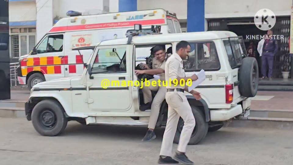 कार्यालय पुलिस अधीक्षक, जिला बैतूल (मध्यप्रदेश)
प्रेस नोट
दिनांक: 14 अक्टूबर 2026
🔹*कोतवाली पुलिस ने मोबाइल दुकान एवं युवा केंद्र में हुई चोरी की दो वारदातों का किया खुलासा, आरोपी गिरफ्तार*
🔹 *अपराधों की विवेचना में तकनीकी साक्ष्य एवं सीसीटीवी फुटेज बने अहम कड़ी*
🔹 *आरोपी से चोरी की एलईडी टीवी, 04 मोबाइल, खेल सामग्री सहित अन्य सामान एवं घटना में प्रयुक्त रॉड जप्त*
🔹बैतूल। जिले में संपत्ति संबंधी अपराधों पर प्रभावी नियंत्रण तथा चोरी की घटनाओं में संलिप्त आरोपियों की गिरफ्तारी एवं चोरी गए माल की बरामदगी के लिए पुलिस अधीक्षक बैतूल श्री वीरेन्द्र जैन द्वारा सभी थाना प्रभारियों को निर्देशित किया गया है। उक्त निर्देशों के पालन में अतिरिक्त पुलिस अधीक्षक श्री कमलेश कुमार खरपुसे एवं एसडीओपी बैतूल सुश्री अन्नपूर्णा सिरसाम के मार्गदर्शन में थाना कोतवाली पुलिस ने मोबाइल दुकान एवं युवा केंद्र में हुई चोरी की दो वारदातों का खुलासा करते हुए आरोपी सुरेश भलावी को गिरफ्तार कर चोरी गया सामान बरामद किया है।
🔹*घटना का विवरण*
1. युवा केंद्र में चोरी: दिनांक 09 एवं 10 अक्टूबर 2026 की दरमियानी रात अज्ञात आरोपी द्वारा युवा केंद्र में चोरी कर एक एलईडी टीवी, साउंड बॉक्स एवं खेल सामग्री चोरी कर ली गई थी। फरियादी सुषमा गवली, युवा केंद्र प्रभारी बैतूल की रिपोर्ट पर थाना कोतवाली में अपराध क्रमांक 880/2026, धारा 305(e) बीएनएस के तहत प्रकरण पंजीबद्ध कर विवेचना में लिया गया।
2. मोबाइल दुकान में चोरी: दिनांक 01 अक्टूबर 2026 की रात सदर, बैतूल स्थित मोबाइल दुकान का ताला तोड़कर अज्ञात आरोपी द्वारा 04 मोबाइल फोन एवं अन्य सामान चोरी कर लिया गया था। फरियादी आशीष दरबाई की रिपोर्ट पर थाना कोतवाली में अपराध क्रमांक 883/2026, धारा 305(a), 331(2) बीएनएस के तहत प्रकरण दर्ज कर विवेचना प्रारंभ की गई।
🔹 *तकनीकी साक्ष्यों से आरोपी तक पहुंची पुलिस*
दोनों चोरी की घटनाओं की गंभीरता को देखते हुए पुलिस अधीक्षक श्री वीरेन्द्र जैन के निर्देश पर कोतवाली पुलिस द्वारा घटनाओं की जांच की गई। सीन ऑफ क्राइम यूनिट बैतूल के प्रभारी निरीक्षक आबिद अंसारी द्वारा घटनास्थलों का निरीक्षण कर भौतिक साक्ष्य संकलित किए गए। घटनास्थलों से प्राप्त साक्ष्यों, सीसीटीवी फुटेज एवं तकनीकी विश्लेषण के आधार पर पुलिस ने संदेही सुरेश पिता अमरलाल भलावी, निवासी दनौरा, थाना कोतवाली बैतूल की पहचान कर उसकी तलाश प्रारंभ की।
🔹पुलिस टीम द्वारा दिनांक 14 अक्टूबर 2026 को आरोपी के संभावित ठिकानों पर दबिश देकर उसे गिरफ्तार किया गया। पूछताछ के दौरान आरोपी द्वारा चोरी की घटनाओं में संलिप्तता स्वीकार की गई। आरोपी की निशानदेही पर चोरी गया सामान एवं घटना में प्रयुक्त रॉड बरामद की गई।
🔹 *गिरफ्तार आरोपी*
सुरेश पिता अमरलाल भलावी, उम्र 40 वर्ष, निवासी ग्राम दनौरा, थाना कोतवाली, जिला बैतूल।
🔹 *जप्त सामग्री*
1. सोनी कंपनी की एलईडी टीवी – 01 नग।
2. साउंड बॉक्स – 01 नग।
3. खेल सामग्री।
4. मोबाइल फोन – 04 नग।
5. हेडफोन।
6. अन्य चोरी गया सामान।
7. घटना में प्रयुक्त रॉड।
🔹 *सराहनीय भूमिका*
उक्त कार्रवाई में थाना प्रभारी कोतवाली निरीक्षक देवकरण डेहरिया, सीन ऑफ क्राइम एक्सपर्ट निरीक्षक आबिद अंसारी, प्रधान आरक्षक तरुण (प्र.आर. 64), प्रधान आरक्षक शिव कुमार (प्र.आर. 369), प्रधान आरक्षक सुभाष माकोड़े (प्र.आर. 521), आरक्षक विवेक गाडगे, आरक्षक पवन एनिया (आर. 03), आरक्षक नितिन (आर. 56), सोनू सूर्यवंशी एवं राहुल शर्मा की सराहनीय भूमिका रही।
🔹*पुलिस अधीक्षक बैतूल की अपील*
पुलिस अधीक्षक श्री वीरेन्द्र जैन ने जिले के नागरिकों से अपील की है कि वे अपने घरों, दुकानों एवं प्रतिष्ठानों की सुरक्षा के लिए आवश्यक सावधानियां बरतें। दुकानों एवं व्यावसायिक प्रतिष्ठानों में गुणवत्तापूर्ण सीसीटीवी कैमरे लगवाएं तथा प्रवेश द्वार एवं आसपास के क्षेत्रों में पर्याप्त रोशनी की व्यवस्था रखें। दुकान अथवा घर बंद करते समय ताले एवं सुरक्षा व्यवस्था की जांच अवश्य करें।
किसी भी संदिग्ध व्यक्ति या गतिविधि की जानकारी मिलने पर तत्काल नजदीकी पुलिस थाने अथवा डायल 112 पर सूचना दें। चोरी या अन्य किसी अपराध से संबंधित जानकारी पुलिस के साथ साझा कर अपराधों की रोकथाम में सहयोग करें। पुलिस द्वारा संपत्ति संबंधी अपराधों में संलिप्त व्यक्तियों के विरुद्ध वैधानिक कार्रवाई निरंतर जारी रहेगी।
PRO Police Betul Madhya Pradesh