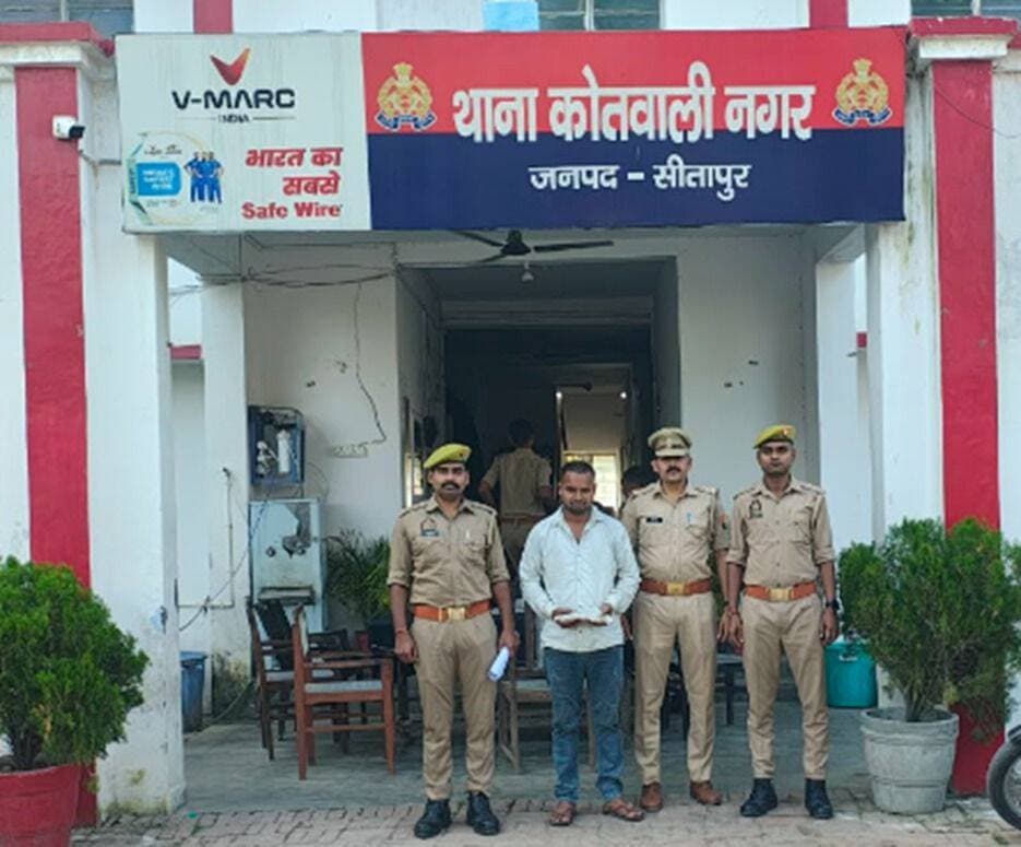 🚨 जनपद सीतापुर पुलिस की बड़ी कार्रवाई 🚨
💬 वाद-विवाद में फायर करने वाला वांछित अभियुक्त अवैध तमंचे के साथ गिरफ्तार!
📌 संक्षिप्त विवरण:
दिनांक 11.10.2026 को थाना कोतवाली नगर क्षेत्र अंतर्गत लोनियनपुरवा स्थित ठेले पर आपसी विवाद के दौरान अभियुक्त मोहित मिश्रा उर्फ मंगल द्वारा किशन मिश्रा के ऊपर फायर कर दिया गया था, जिससे मजरूब गंभीर रूप से घायल हो गया था।
तत्काल मुकदमा पंजीकृत कर पुलिस टीम ने त्वरित कार्रवाई करते हुए अभियुक्त को कैंचीपुल ढलान शिव मंदिर के पास से गिरफ्तार कर लिया। अभियुक्त की निशानदेही पर घटना में प्रयुक्त एक अदद देशी तमंचा (315 बोर) एवं एक अदद जिंदा कारतूस बरामद किया गया। अभियोग में धारा 25(1-b) Arms Act की बढ़ोत्तरी कर अभियुक्त को माननीय न्यायालय भेजा जा रहा।
👤 गिरफ्तार अभियुक्त:
नाम: मोहित मिश्रा उर्फ मंगल पुत्र दिनेश मिश्रा
निवासी: ग्राम लोनियनपुरवा, थाना कोतवाली नगर, जनपद सीतापुर
⚖️ पंजीकृत अभियोग:
मु0अ0सं0 309/2026 धारा 109(1)/352 BNS व 25(1-b) Arms Act, थाना कोतवाली नगर, सीतापुर।
👮♂️ सराहनीय पुलिस टीम:
प्रभारी निरीक्षक श्री दिनेश पाण्डेय
उ0नि0 श्री अश्मित भारती
का0 आशीष मौर्य
सुनील कुमार
<nis:link nis:type=tag nis:id=sitapurpolice nis:value=SitapurPolice nis:enabled=true nis:link/> <nis:link nis:type=tag nis:id=uttarpradeshpolice nis:value=UttarPradeshPolice nis:enabled=true nis:link/> <nis:link nis:type=tag nis:id=crimecontrol nis:value=CrimeControl nis:enabled=true nis:link/> <nis:link nis:type=tag nis:id=lawandorder nis:value=LawAndOrder nis:enabled=true nis:link/> <nis:link nis:type=tag nis:id=sitapur nis:value=Sitapur nis:enabled=true nis:link/>