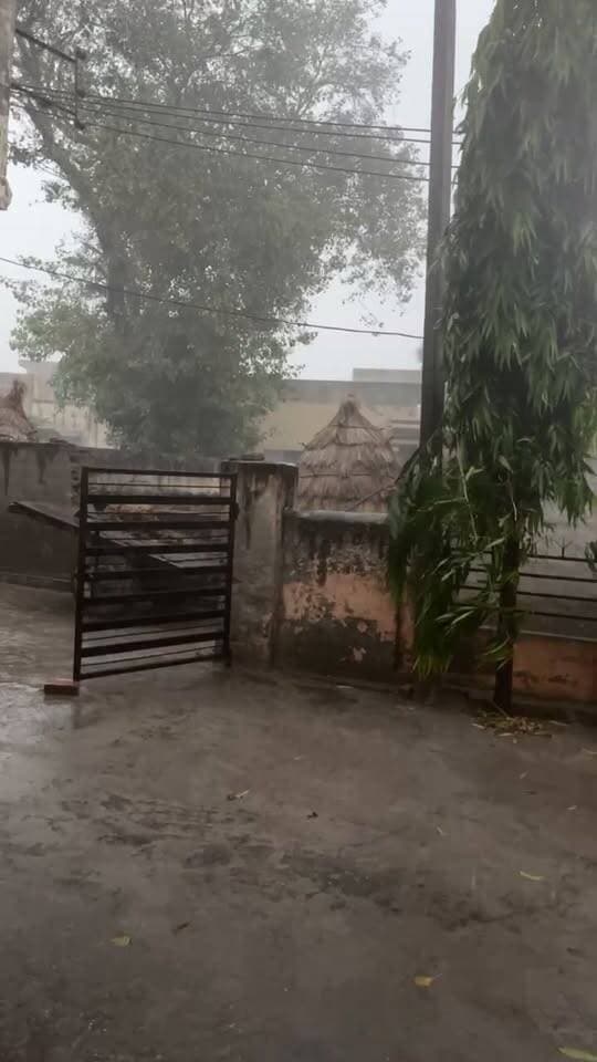 तेज बारिश, तेज है हवा किसानों के लिए संकट