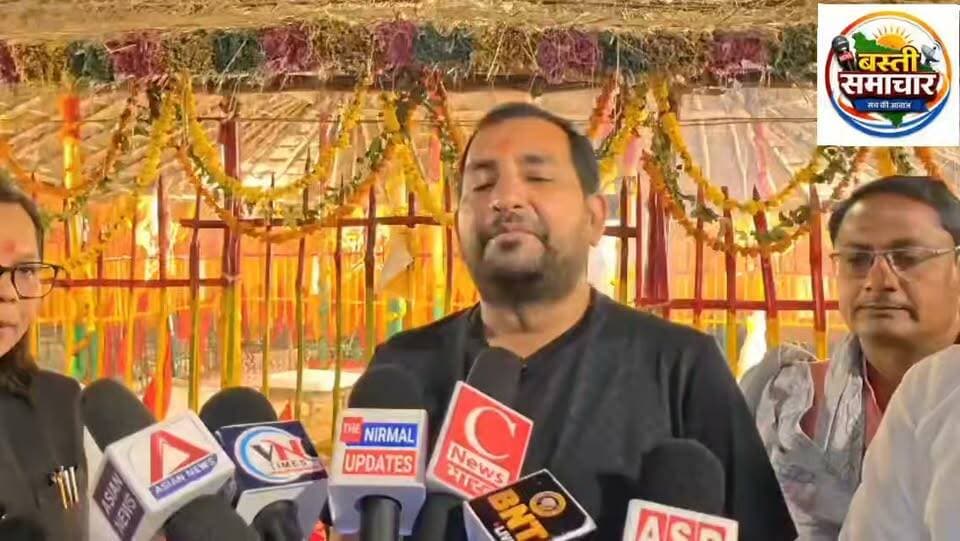 बस्ती को ‘बेस से स्पेस’ तक ले जाने के संकल्प के साथ श्री शतचंडी महायज्ञ का आयोजन,आज होगी पूर्णाहुति
जीडी मार्बल हाउस में विशाल मां भगवती जागरण एवं भंडारे का आयोजन,मनीष मिश्रा बोले—बस्ती को राष्ट्रीय और अंतरराष्ट्रीय पहचान दिलाना लक्ष्य
बस्ती। जनपद बस्ती के विकास, समृद्धि और आध्यात्मिक उन्नति की कामना के साथ जीडी मार्बल हाउस में श्री शतचंडी महायज्ञ का आयोजन किया गया। पहल संस्था के संस्थापक मनीष मिश्रा के नेतृत्व में आयोजित इस धार्मिक अनुष्ठान की पूर्णाहुति गुरुवार को होगी। इस अवसर पर विशाल मां भगवती जागरण एवं भंडारे का भी आयोजन किया जाएगा। कार्यक्रम में जनपद के अधिक से अधिक लोगों की सहभागिता सुनिश्चित करने के लिए युवा समाजसेवी जीडी मिश्रा एवं संजय मिश्रा ने सभी जनपदवासियों से शामिल होने की अपील की है।
आयोजकों के अनुसार, इस अनुष्ठान का उद्देश्य धार्मिक आस्था को मजबूत करने के साथ बस्ती के विकास, सामाजिक उत्थान और जनभागीदारी को नई दिशा देना है। जीडी मिश्रा एवं संजय मिश्रा ने कहा कि बस्ती को ‘बेस से स्पेस’ तक ले जाने के संकल्प के साथ मनीष मिश्रा के नेतृत्व में यह आयोजन किया गया है। उनका मानना है कि आध्यात्मिक आयोजनों के माध्यम से समाज को एकजुट कर विकास की नई संभावनाओं को साकार किया जा सकता है।
पहल संस्था के संस्थापक मनीष मिश्रा ने कहा कि वह पिछले 20 वर्षों से प्रदोष व्रत का पालन कर रहे हैं। मूल रूप से बस्ती जनपद के बानपुर के निवासी मनीष मिश्रा ने कहा कि अपनी जन्मभूमि को राष्ट्रीय और अंतरराष्ट्रीय स्तर पर पहचान दिलाना उनका उद्देश्य है। इसी संकल्प के साथ बस्ती में धार्मिक एवं आध्यात्मिक आयोजनों के माध्यम से विकास की नई राह तैयार करने का प्रयास किया जा रहा है।
उन्होंने कहा कि आचार्य रामचंद्र शुक्ल की धरती और गुरु वशिष्ठ की पावन भूमि बस्ती में अपार संभावनाएं हैं। जरूरत इन संभावनाओं को पहचानने, युवाओं को अवसर उपलब्ध कराने और सामाजिक सहभागिता को मजबूत करने की है। उन्होंने संकेत दिया कि आने वाले विधानसभा चुनाव से पहले एक भव्य धार्मिक अनुष्ठान आयोजित करने की रूपरेखा तैयार की जा रही है।
मनीष मिश्रा ने कहा कि आने वाले समय में बस्ती में ऐसे धार्मिक और सामाजिक आयोजन किए जाएंगे, जिनसे जनपद को नई पहचान मिलेगी। उनका लक्ष्य बस्ती को विकास की ऐसी ऊंचाइयों तक पहुंचाना है, जहां से इसकी पहचान देश ही नहीं, बल्कि अंतरराष्ट्रीय स्तर पर भी स्थापित हो सके।
मनीष मिश्रा ने सामाजिक एवं आर्थिक सशक्तीकरण से जुड़ी पहलों का उल्लेख करते हुए बताया कि राम जी के स्वयं सहायता समूह के माध्यम से करीब 11 हजार महिलाओं को जोड़ने का कार्य किया गया है। उनका कहना है कि महिलाओं को संगठित कर उन्हें आत्मनिर्भर बनाने और उनकी आर्थिक स्थिति मजबूत करने की दिशा में प्रयास जारी हैं।
उन्होंने बताया कि ग्रामीण क्षेत्रों में युवाओं की प्रतिभा को प्रोत्साहित करने के लिए प्रत्येक ग्राम सभा में क्रिकेट टीम तैयार की गई है। इसके साथ ही करीब एक हजार युवाओं को रोजगार से जोड़ने का दावा भी किया। उन्होंने कहा कि युवाओं को रोजगार के अवसर उपलब्ध कराना और उन्हें सकारात्मक गतिविधियों से जोड़ना सामाजिक विकास का महत्वपूर्ण हिस्सा है।
शिक्षा के क्षेत्र में किए जा रहे प्रयासों का जिक्र करते हुए मनीष मिश्रा ने बताया कि वीर सावरकर डिजिटल लाइब्रेरी के माध्यम से सैकड़ों छात्र-छात्राओं को निःशुल्क अध्ययन की सुविधा उपलब्ध कराई गई है। इस पहल का उद्देश्य प्रतियोगी परीक्षाओं की तैयारी करने वाले विद्यार्थियों को बेहतर शैक्षिक वातावरण और अध्ययन के संसाधन उपलब्ध कराना है।
उन्होंने कहा कि आने वाले समय में इस सुविधा का लाभ लेने वाले विद्यार्थियों की संख्या और बढ़ाई जाएगी। युवाओं को शिक्षा, रोजगार और खेल के माध्यम से आगे बढ़ाने के साथ महिलाओं को आत्मनिर्भर बनाने की दिशा में भी प्रयास लगातार जारी रहेंगे।
मनीष मिश्रा ने कहा कि बस्ती को ‘बेस से स्पेस’ तक ले जाने का संकल्प केवल एक नारा नहीं, बल्कि सामाजिक सहभागिता, शिक्षा, रोजगार, महिला सशक्तीकरण और आध्यात्मिक चेतना से जुड़ा अभियान है। श्री शतचंडी महायज्ञ की पूर्णाहुति के अवसर पर आयोजित मां भगवती जागरण एवं भंडारे के माध्यम से लोगों को धार्मिक आस्था के साथ सामाजिक एकजुटता का संदेश देने का प्रयास किया जा रहा है।
आयोजकों ने जनपदवासियों से गुरुवार को होने वाले धार्मिक कार्यक्रम में शामिल होकर अनुष्ठान को सफल बनाने की अपील की है। उनका विश्वास है कि सामूहिक प्रयासों और जनसहभागिता से बस्ती विकास की नई ऊंचाइयों को छू सकती है।