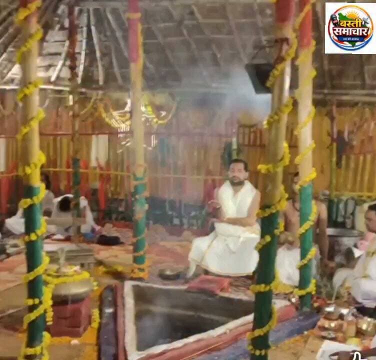 नवरात्र के पावन अवसर पर शतचंडी महायज्ञ में मनीष मिश्रा, जीडी मिश्रा और संजय मिश्रा ने किया पूजन-अर्चन
आज होगा महायज्ञ का समापन, भंडारे के साथ जागरण का भी होगा आयोजन
बस्ती। शारदीय नवरात्र के पावन अवसर पर आयोजित शतचंडी महायज्ञ में मनीष मिश्रा, जीडी मिश्रा और संजय मिश्रा ने विधि-विधान के साथ पूजन-अर्चन कर मां दुर्गा का आशीर्वाद प्राप्त किया। इस दौरान वैदिक मंत्रोच्चार और धार्मिक अनुष्ठानों के बीच भक्तिमय वातावरण बना रहा। श्रद्धालुओं ने मां दुर्गा की आराधना कर परिवार और समाज की सुख-समृद्धि की कामना की।
नवरात्र के अवसर पर आयोजित इस धार्मिक अनुष्ठान में श्रद्धालुओं की आस्था और उत्साह देखने को मिला। शतचंडी महायज्ञ के माध्यम से क्षेत्र में आध्यात्मिक और धार्मिक माहौल बना हुआ है।
आयोजकों के अनुसार, आज शतचंडी महायज्ञ का विधिवत समापन होगा। इस अवसर पर भंडारे का आयोजन किया जाएगा, जिसमें श्रद्धालु प्रसाद ग्रहण करेंगे। इसके साथ ही रात्रि में भव्य जागरण का भी आयोजन होगा। आयोजन को लेकर श्रद्धालुओं में उत्साह है।
जय माता दी!