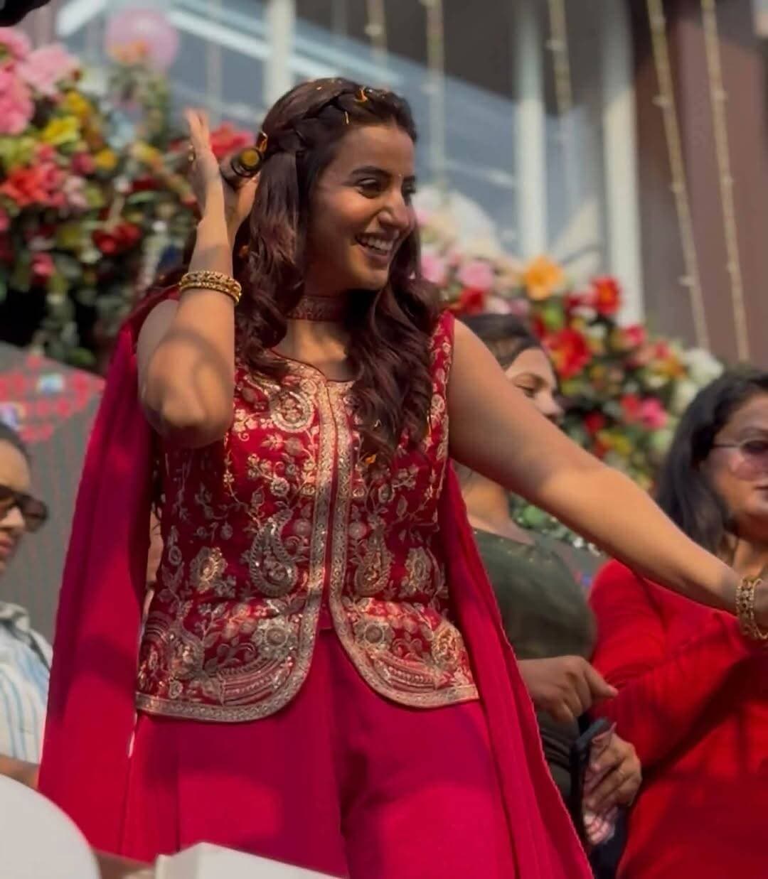 समस्तीपुर पहुंची भोजपुरी एक्ट्रेस अक्षरा सिंह, लोगों की जुटी भीड़, व्यवस्था संभालने पहुंची पुलिस.
#Samastipur #AkshraSingh #Bhojpuri #Actress