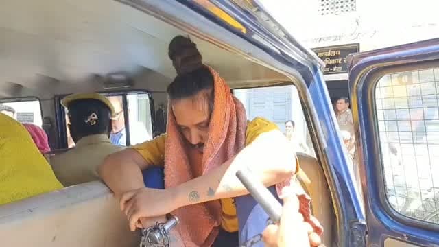 मेरठ के चर्चित नीला ड्रम हत्याकांड में बड़ा फैसला!
मेरठ कोर्ट ने सौरभ राजपूत हत्याकांड में मुस्कान रस्तोगी और साहिल शुक्ला को सुनाई फांसी की सजा।
अदालत ने 30 सितंबर 2026 को दोनों को दोषी करार दिया था। 14 अक्टूबर को सजा का ऐलान किया गया। मार्च 2025 में मर्चेंट नेवी अधिकारी सौरभ राजपूत की हत्या कर उनके शव को नीले प्लास्टिक ड्रम में छिपाने का मामला देशभर में चर्चा में आया था।