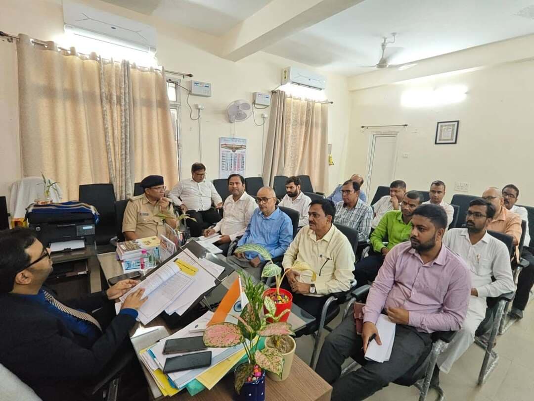 प्रेस विज्ञप्ति
जिला विधिक सेवा प्राधिकार, पूर्वी चंपारण, मोतिहारी
‘सुरक्षित बचपन अभियान’ के प्रभावी क्रियान्वयन को लेकर बैठक आयोजित, विद्यालयों में पॉक्सो अधिनियम के प्रति जागरूक किए जाएंगे विद्यार्थी
मोतिहारी। राष्ट्रीय विधिक सेवा प्राधिकरण (NALSA) द्वारा प्रारंभ किए गए ‘सुरक्षित बचपन अभियान’ के प्रभावी क्रियान्वयन को लेकर आज जिला विधिक सेवा प्राधिकार, पूर्वी चंपारण, मोतिहारी के सचिव श्री नितिन त्रिपाठी के कक्ष में एक महत्वपूर्ण बैठक आयोजित की गई। बैठक में शिक्षा विभाग, एसजेपीयू (SJPU), एडीसीपी (ADCP), किशोर न्याय बोर्ड के प्रधान दंडाधिकारी श्री ओम प्रकाश, एसएनएस लॉ कॉलेज एवं एमएस लॉ कॉलेज के प्राचार्यों तथा जिले के विभिन्न मॉडल विद्यालयों के प्रतिनिधियों ने भाग लिया।
बैठक में अभियान के उद्देश्यों, कार्ययोजना तथा जिले के विद्यालयों में इसके प्रभावी क्रियान्वयन को लेकर विस्तार से चर्चा की गई। अभियान का मुख्य उद्देश्य बच्चों को उनके अधिकारों, सुरक्षा तथा लैंगिक अपराधों से संरक्षण के प्रति जागरूक करना और उन्हें किसी भी प्रकार के शोषण एवं उत्पीड़न के विरुद्ध आवाज उठाने के लिए सक्षम बनाना है।
बैठक में निर्णय लिया गया कि अभियान के प्रथम चरण के अंतर्गत दिनांक 26 से 31 अक्टूबर तक जिले के विद्यालयों में विशेष जागरूकता कार्यक्रम आयोजित किए जाएंगे। इन कार्यक्रमों के माध्यम से विद्यार्थियों को लैंगिक अपराधों से बालकों का संरक्षण अधिनियम, 2012 (POCSO Act) के महत्वपूर्ण प्रावधानों, बच्चों के कानूनी अधिकारों, सुरक्षित एवं असुरक्षित स्पर्श की पहचान, अनुचित व्यवहार की सूचना देने तथा आवश्यकता पड़ने पर सहायता प्राप्त करने की प्रक्रिया के संबंध में सरल एवं व्यावहारिक जानकारी दी जाएगी।
जिला विधिक सेवा प्राधिकार के सचिव श्री नितिन त्रिपाठी ने बैठक में अभियान की महत्ता पर प्रकाश डालते हुए कहा कि बच्चों को सुरक्षित वातावरण प्रदान करना केवल किसी एक विभाग की जिम्मेदारी नहीं, बल्कि समाज के प्रत्येक वर्ग का सामूहिक दायित्व है। बच्चों को उनके अधिकारों एवं संरक्षण से संबंधित कानूनी प्रावधानों की जानकारी देना आवश्यक है, ताकि वे किसी भी प्रकार के शोषण या उत्पीड़न की स्थिति में उचित सहायता प्राप्त कर सकें।
उन्होंने सभी संबंधित विभागों एवं शैक्षणिक संस्थानों से आपसी समन्वय स्थापित करते हुए अभियान को प्रभावी एवं परिणामोन्मुख बनाने का आह्वान किया। उन्होंने इस बात पर विशेष बल दिया कि विद्यालयों में जागरूकता कार्यक्रम बच्चों की आयु एवं समझ के अनुरूप सरल भाषा में आयोजित किए जाएं, ताकि वे अभियान के उद्देश्यों को भली-भांति समझ सकें।
बैठक में शिक्षा विभाग एवं संबंधित विद्यालयों के माध्यम से प्रत्येक विद्यालय से दो शिक्षकों का नामांकन किए जाने पर भी चर्चा हुई। नामित शिक्षकों को आगे प्रशिक्षण प्रदान कर अभियान की गतिविधियों, जागरूकता कार्यक्रमों तथा निर्धारित कार्ययोजना के क्रियान्वयन में महत्वपूर्ण भूमिका सौंपी जाएगी। इससे विद्यालय स्तर पर बच्चों के संरक्षण एवं कानूनी जागरूकता से संबंधित गतिविधियों को निरंतर और व्यवस्थित रूप से संचालित करने में सहायता मिलेगी।
बैठक में उपस्थित सभी अधिकारियों एवं शिक्षण संस्थानों के प्रतिनिधियों ने अभियान को सफल बनाने के लिए आवश्यक सहयोग एवं समन्वय सुनिश्चित करने पर सहमति व्यक्त की।
जिला विधिक सेवा प्राधिकार, पूर्वी चंपारण, मोतिहारी द्वारा यह प्रयास किया जा रहा है कि ‘सुरक्षित बचपन अभियान’ के माध्यम से जिले के अधिकाधिक बच्चों तक कानूनी जागरूकता पहुंचाई जाए तथा प्रत्येक विद्यालय को बच्चों के अधिकारों, सुरक्षा और संरक्षण के प्रति संवेदनशील बनाया जा सके।
Information & Public Relations Department, Government of Bihar